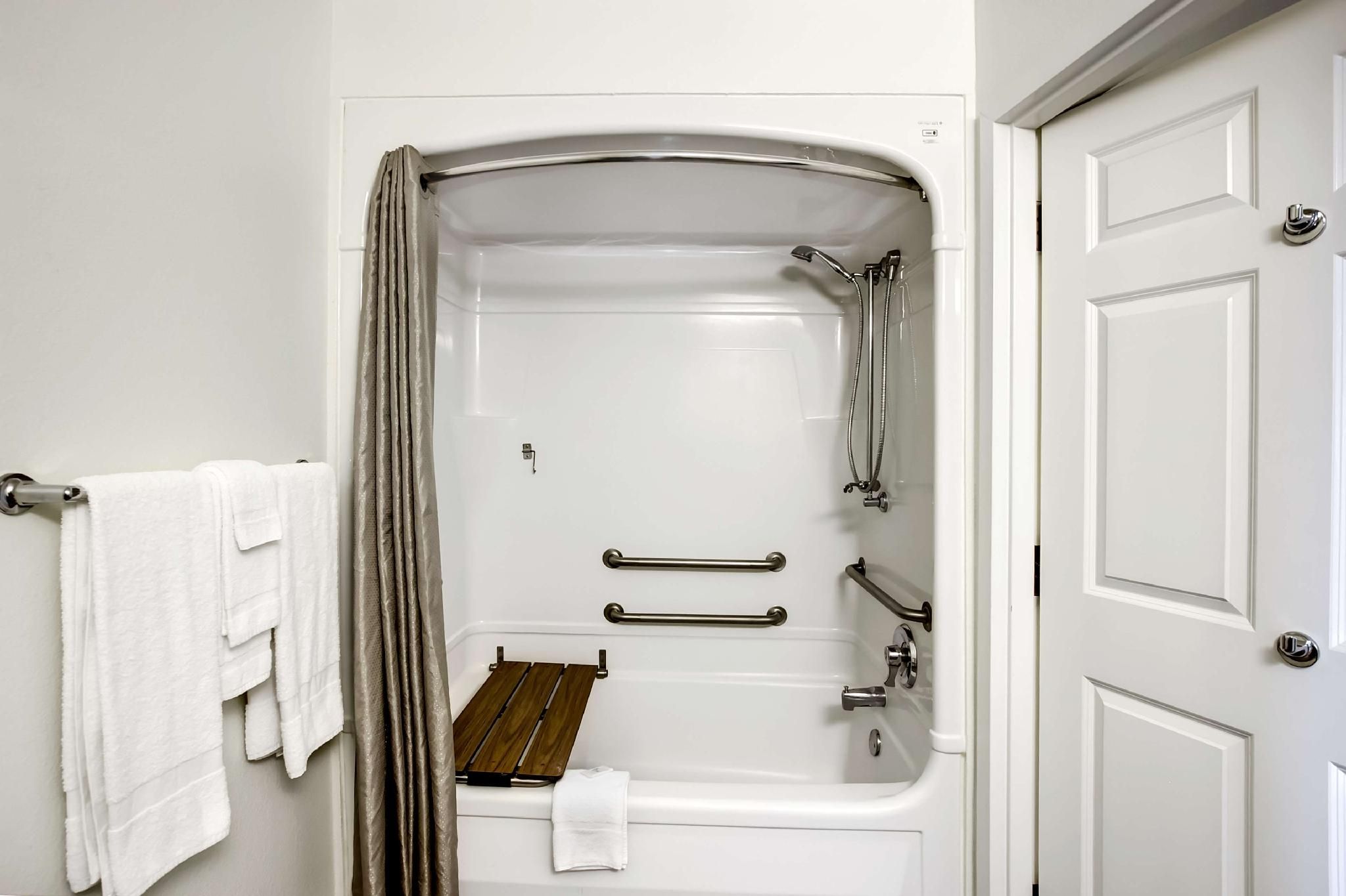 Studio 6  East Brunswick, NJ - NYC Area 1 Queen Bed | ADA/Tub