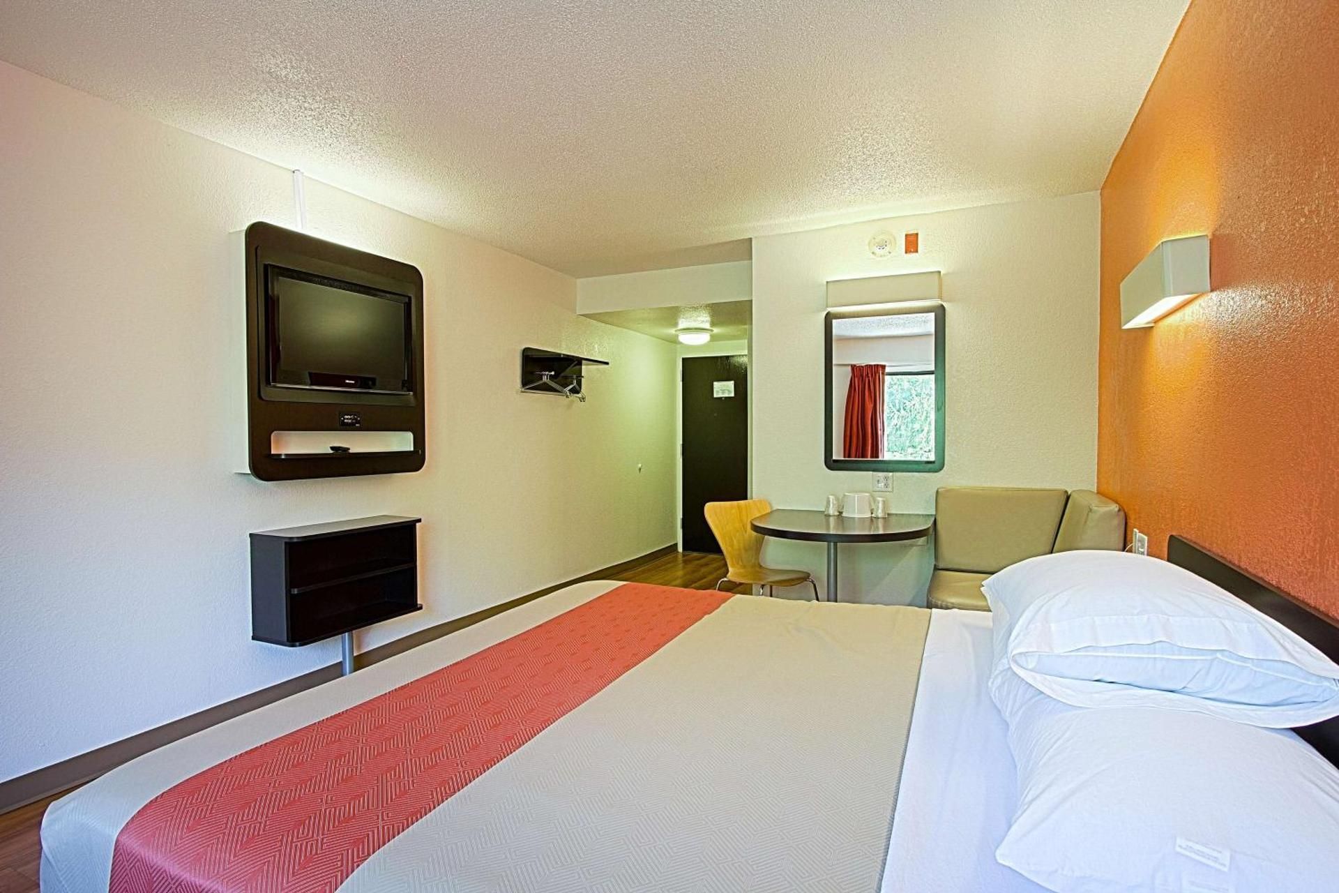 Motel 6 East Brunswick, NJ 1 King Bed | Micfridge