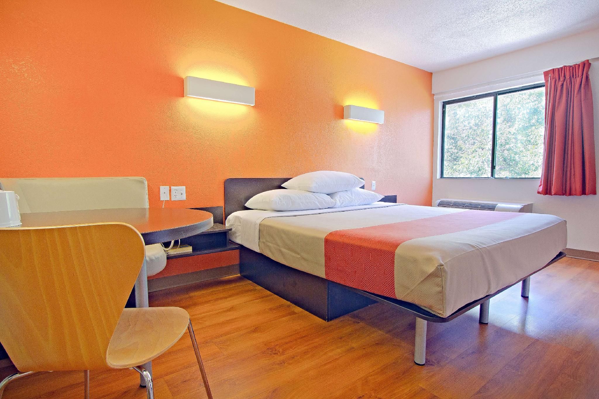 1 Queen Bed | ADA/Tub/Micfridge