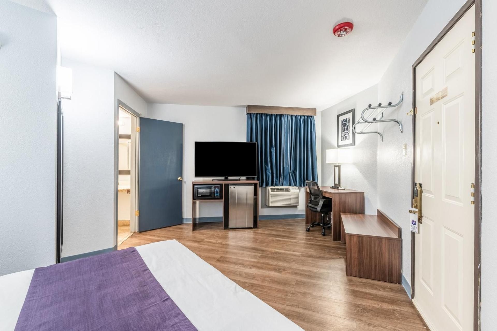 Americas Best Value Inn Searcy Deluxe Business Queen Room - Non Smoking