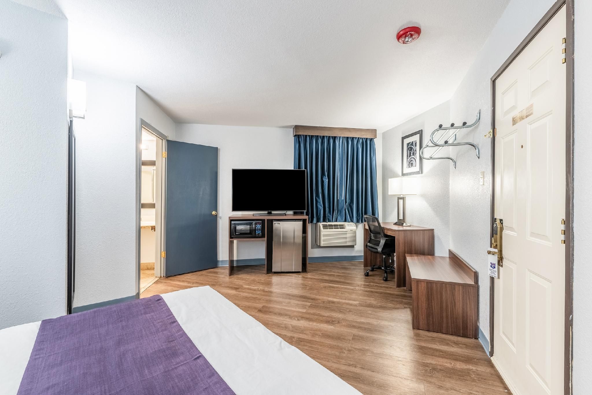 Americas Best Value Inn Searcy Business Suite Room One Queen Non-Smoking