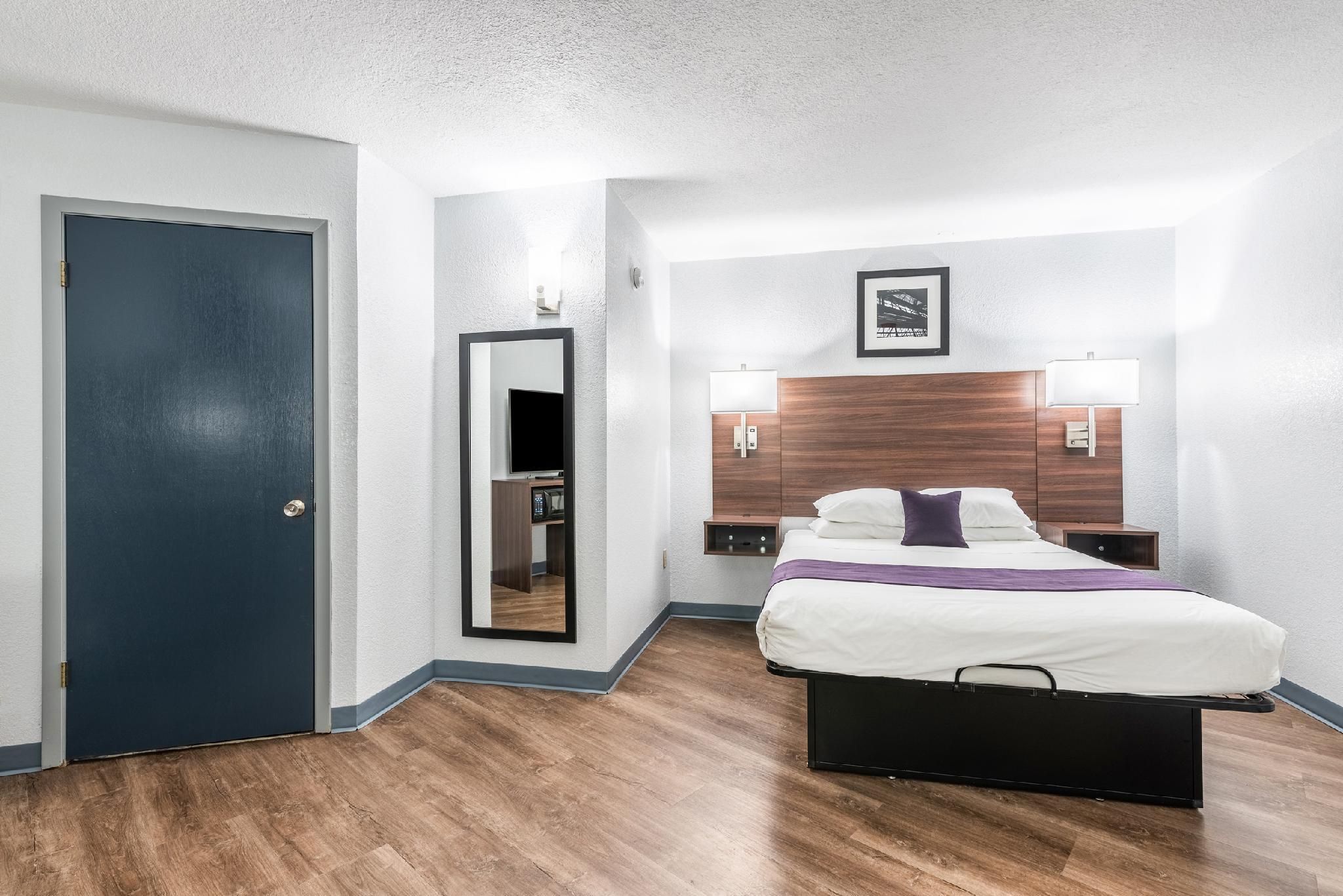 Americas Best Value Inn Searcy Queen Deluxe Accessible Non-Smoking