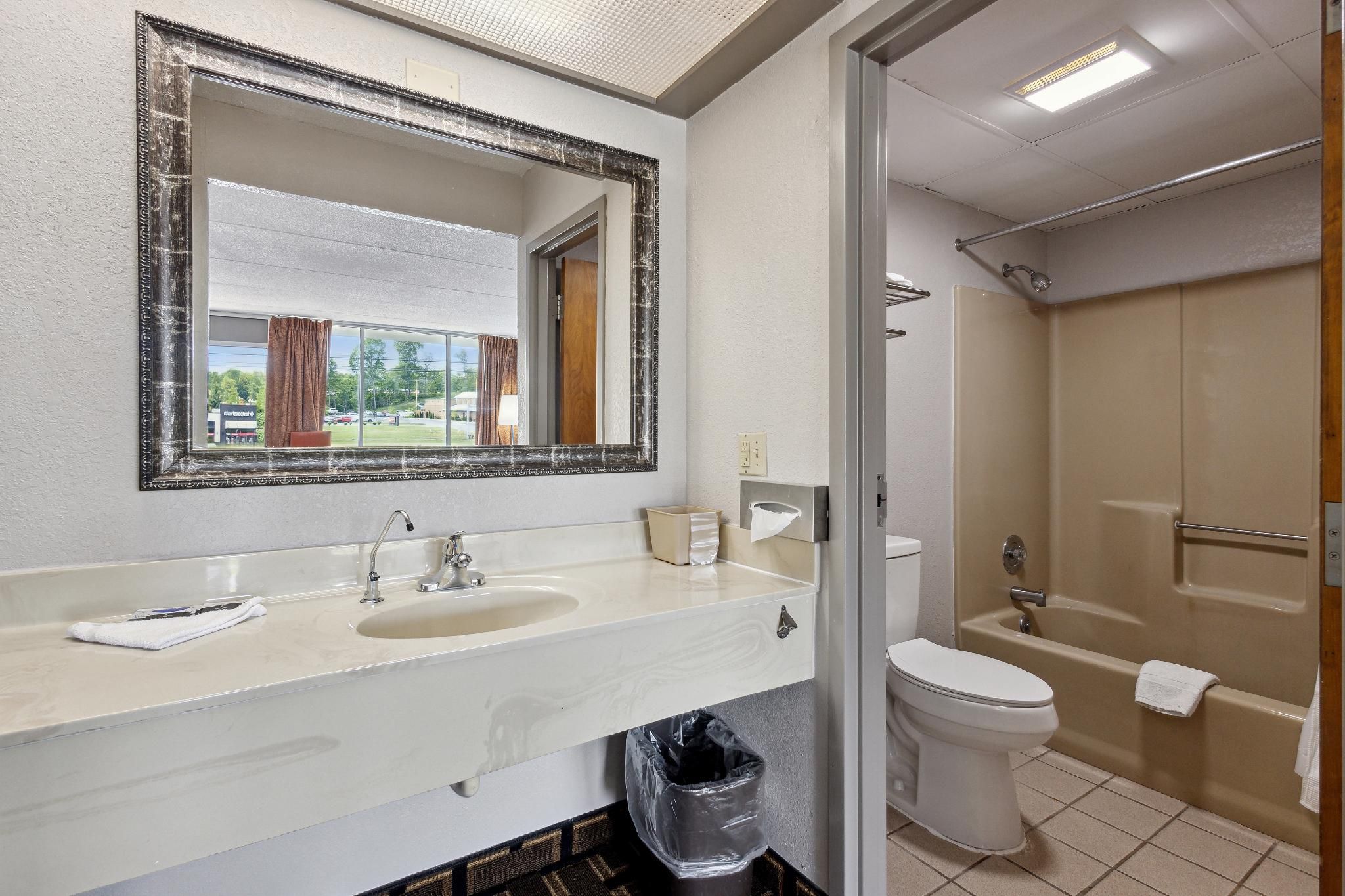 Relax inn by OYO Greeneville Near Hwy US-321 2 Queen Beds Non-Smoking 3