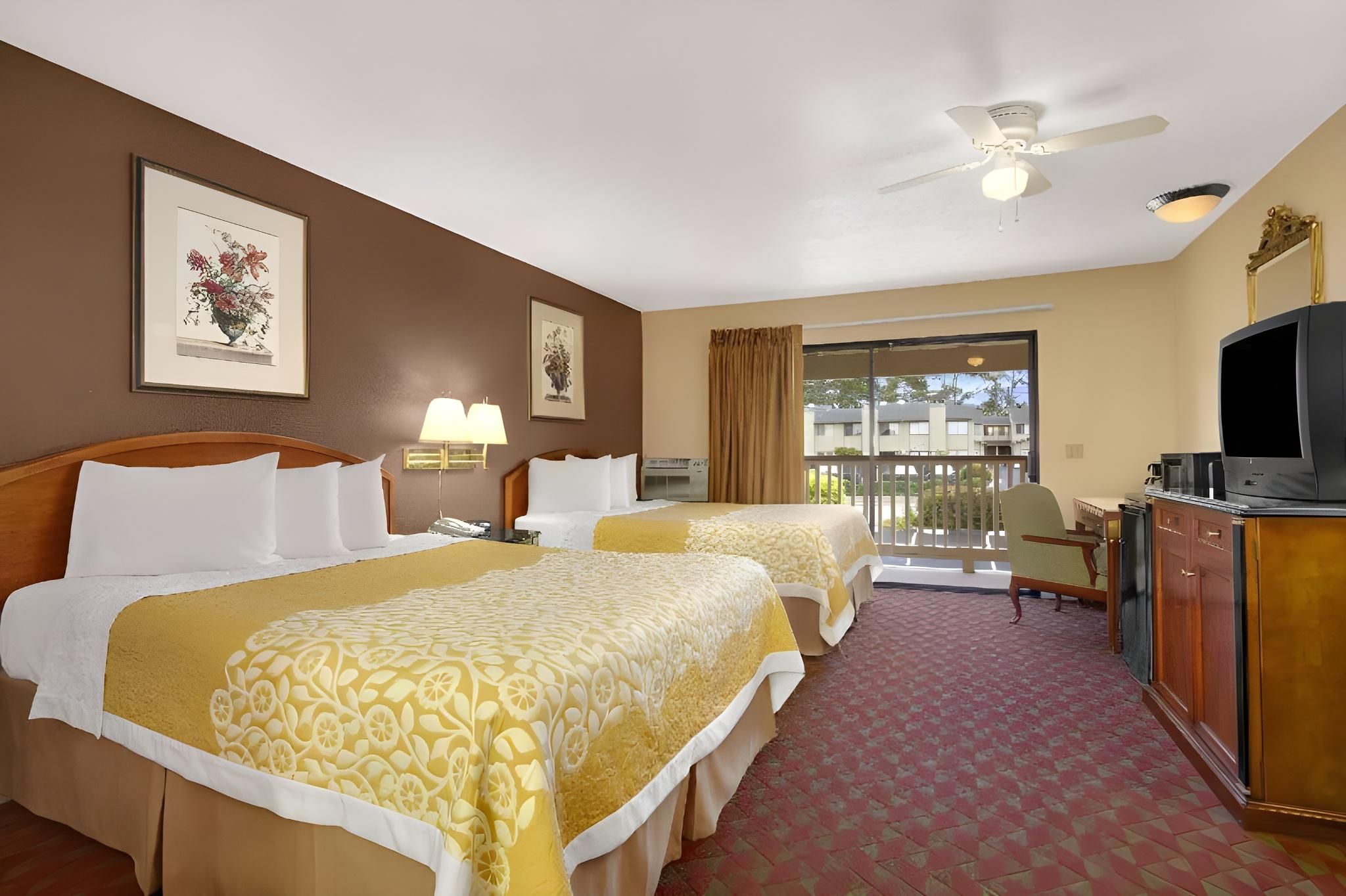 Comfort Inn near Hearst Castle - Cambria Quadruple Room with Two Queen Beds - Non Smoking