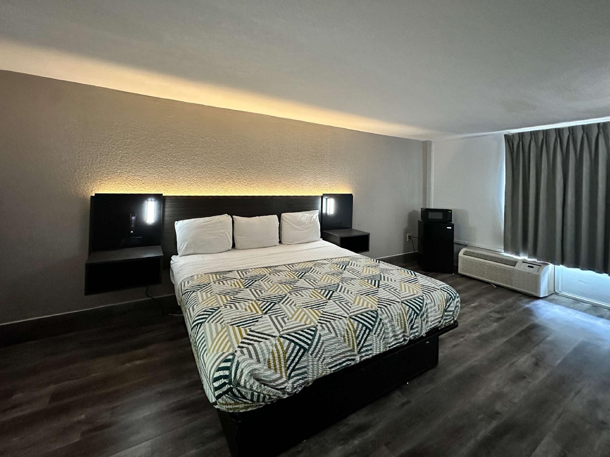 1 Queen Bed | Non-Smoking, Micfridge