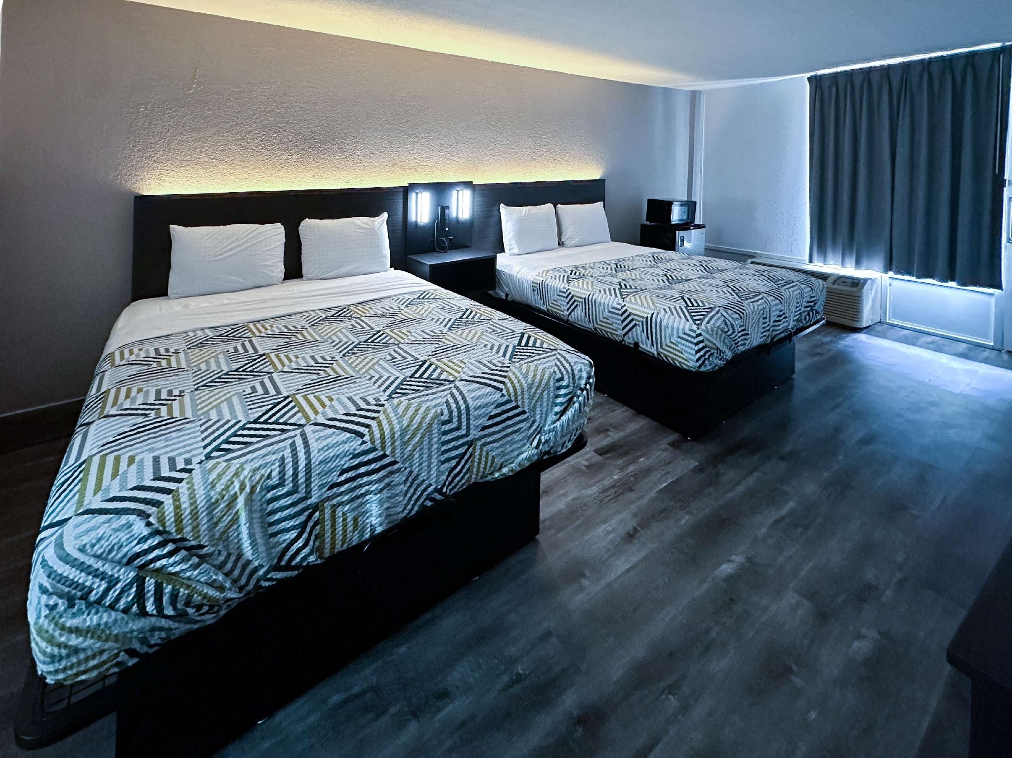 2 Queen Beds | Mobil Access Tub Nsmk Micfridg