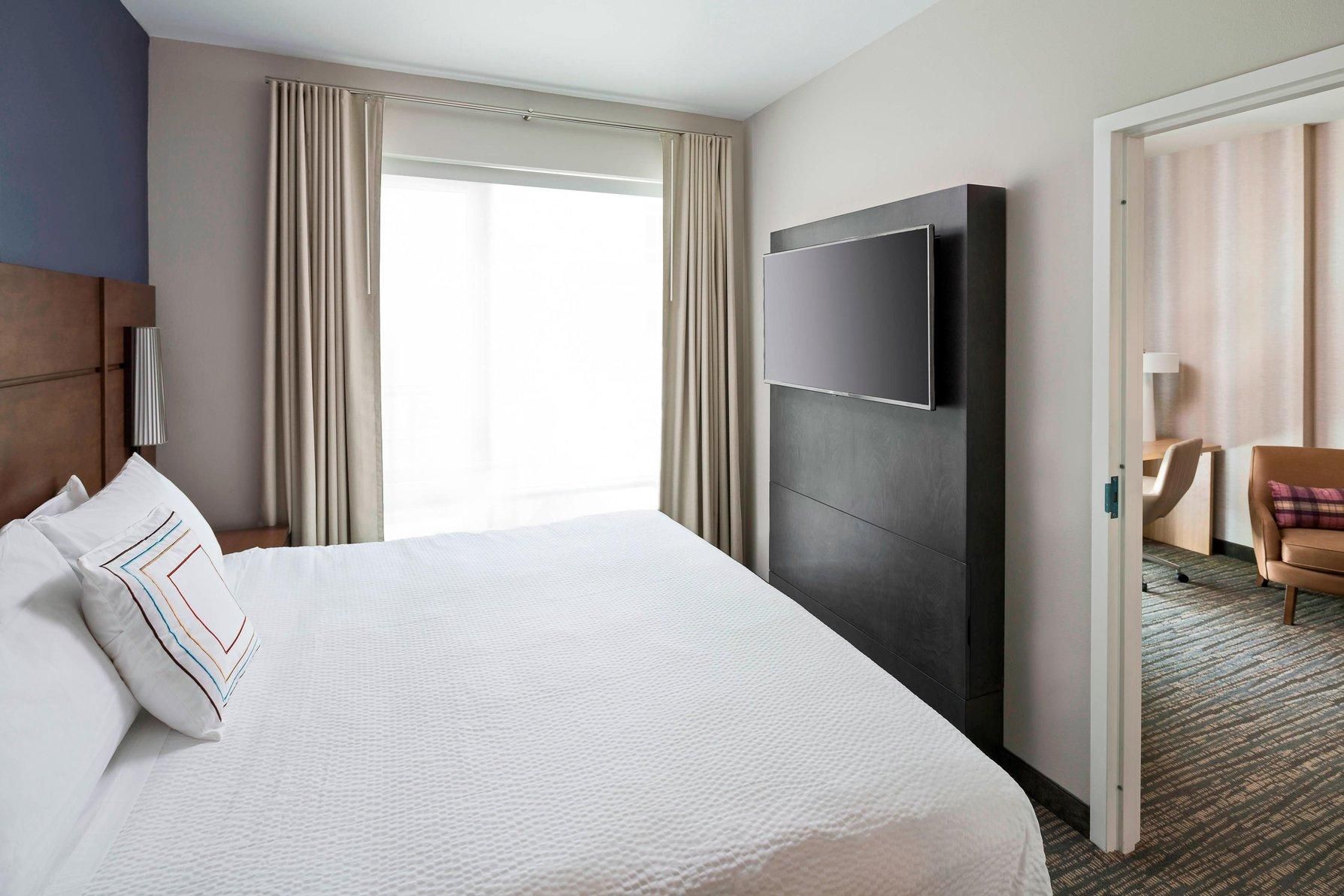 1 Bedroom Family Suite, 1 King, Sofa bed, Downtown view