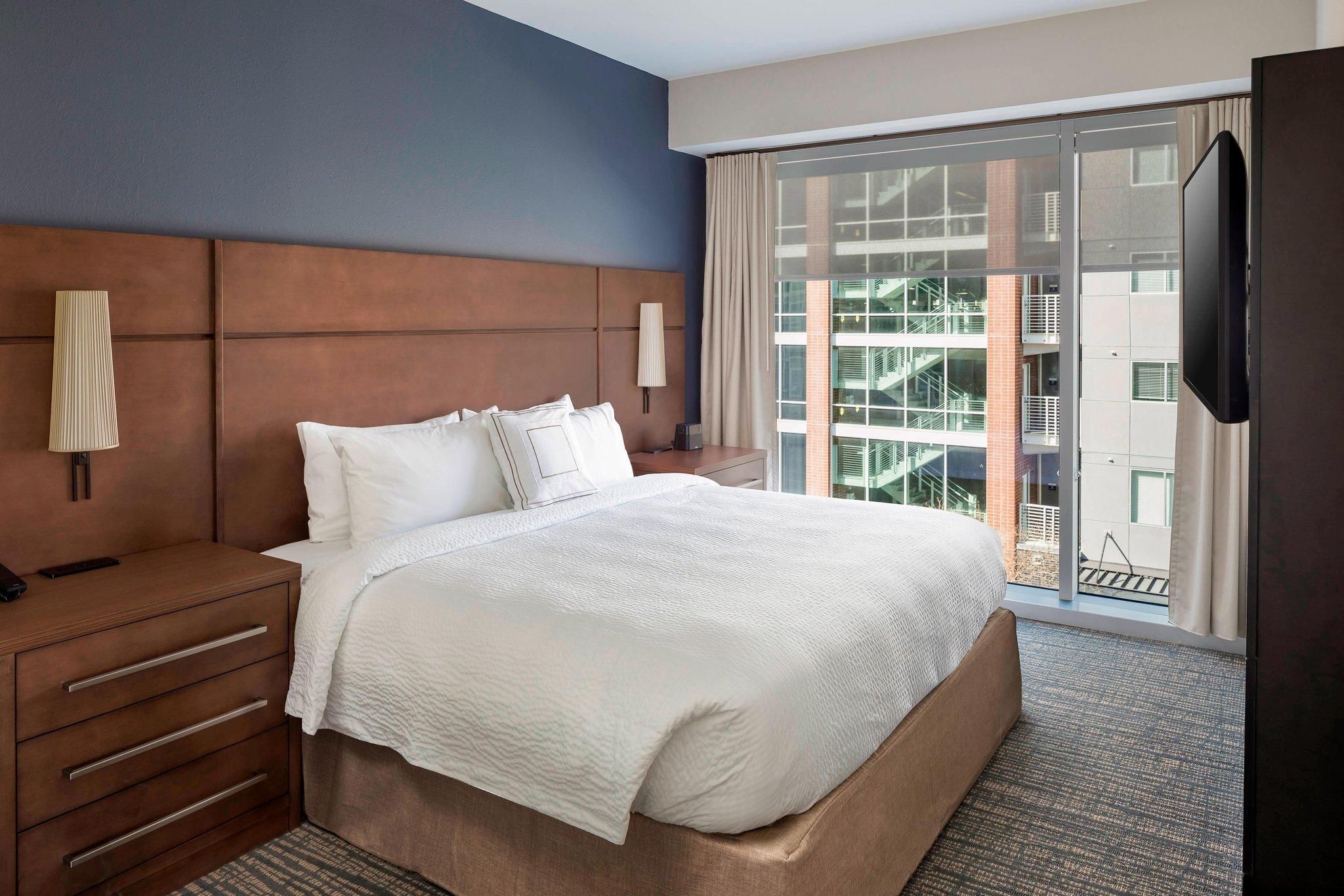 2 Bedroom 2 Room Suite, Bedroom 1: 1 King, Bedroom 2: 1 Queen, Private Sofa Bed, Street View