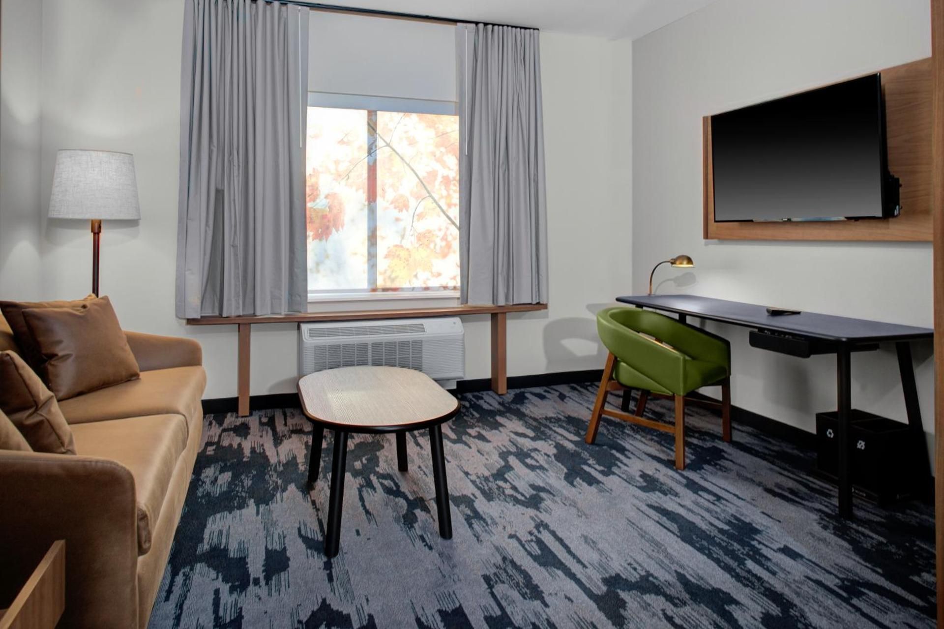 Fairfield by Marriott Inn & Suites Beckley King Suite with Sofa Bed - Hearing Accessible 3