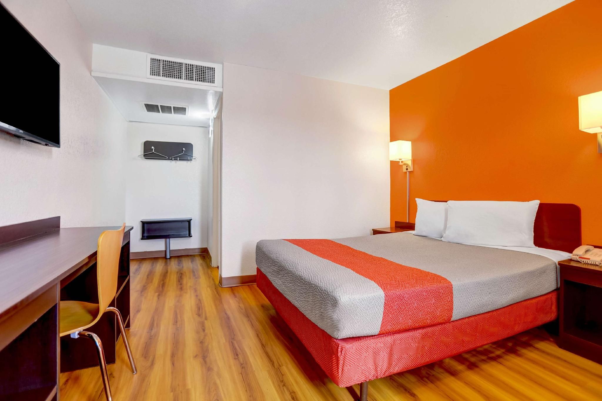 1 Queen Bed - ADA, RI Shower, Nsmk, Kitchen
