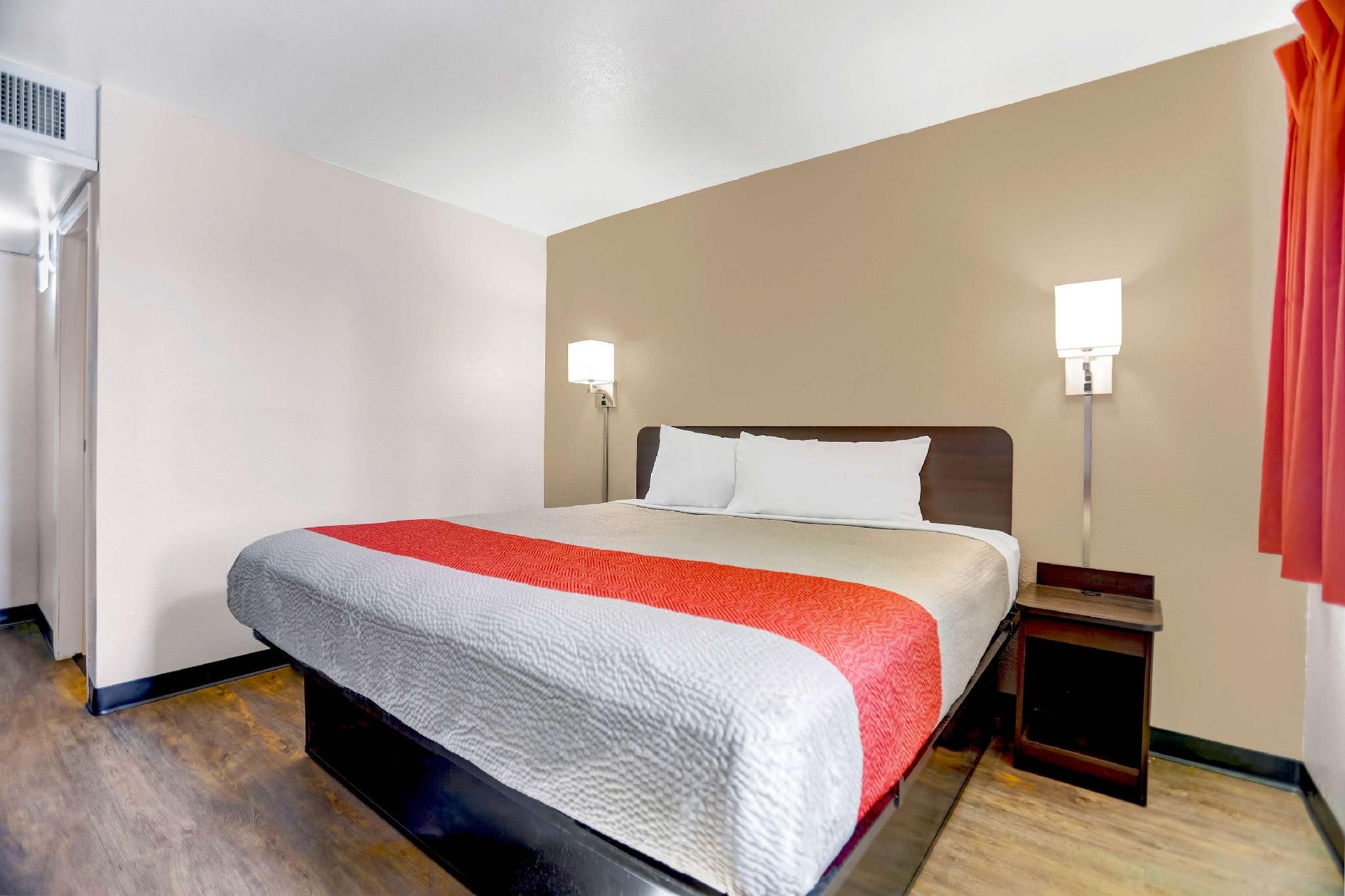 1 King Bed | Non-Smoking