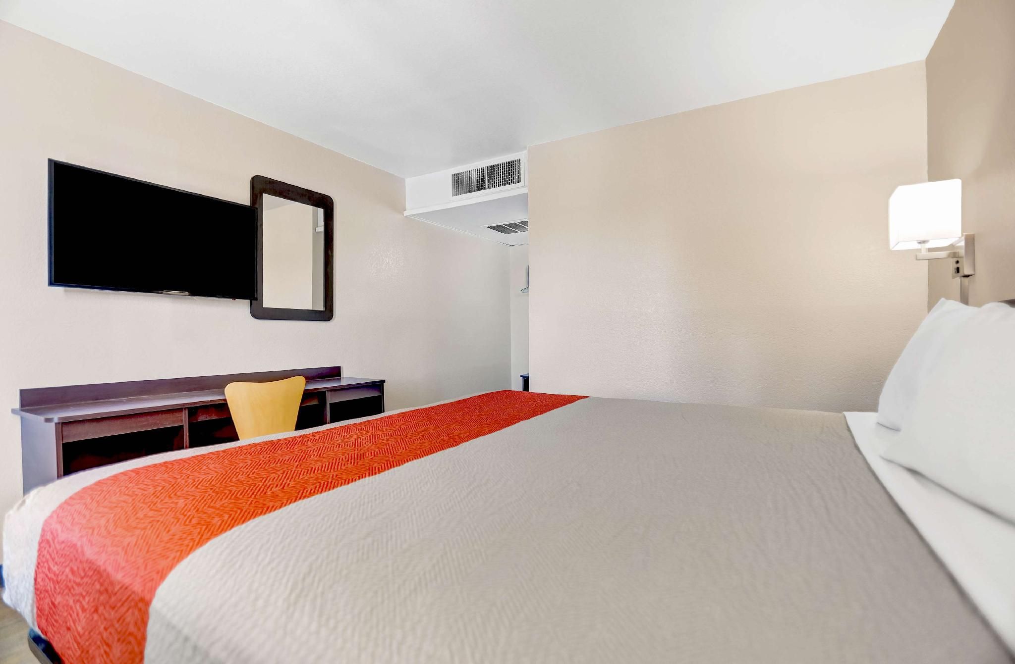 1 King Bed | Non-Smoking