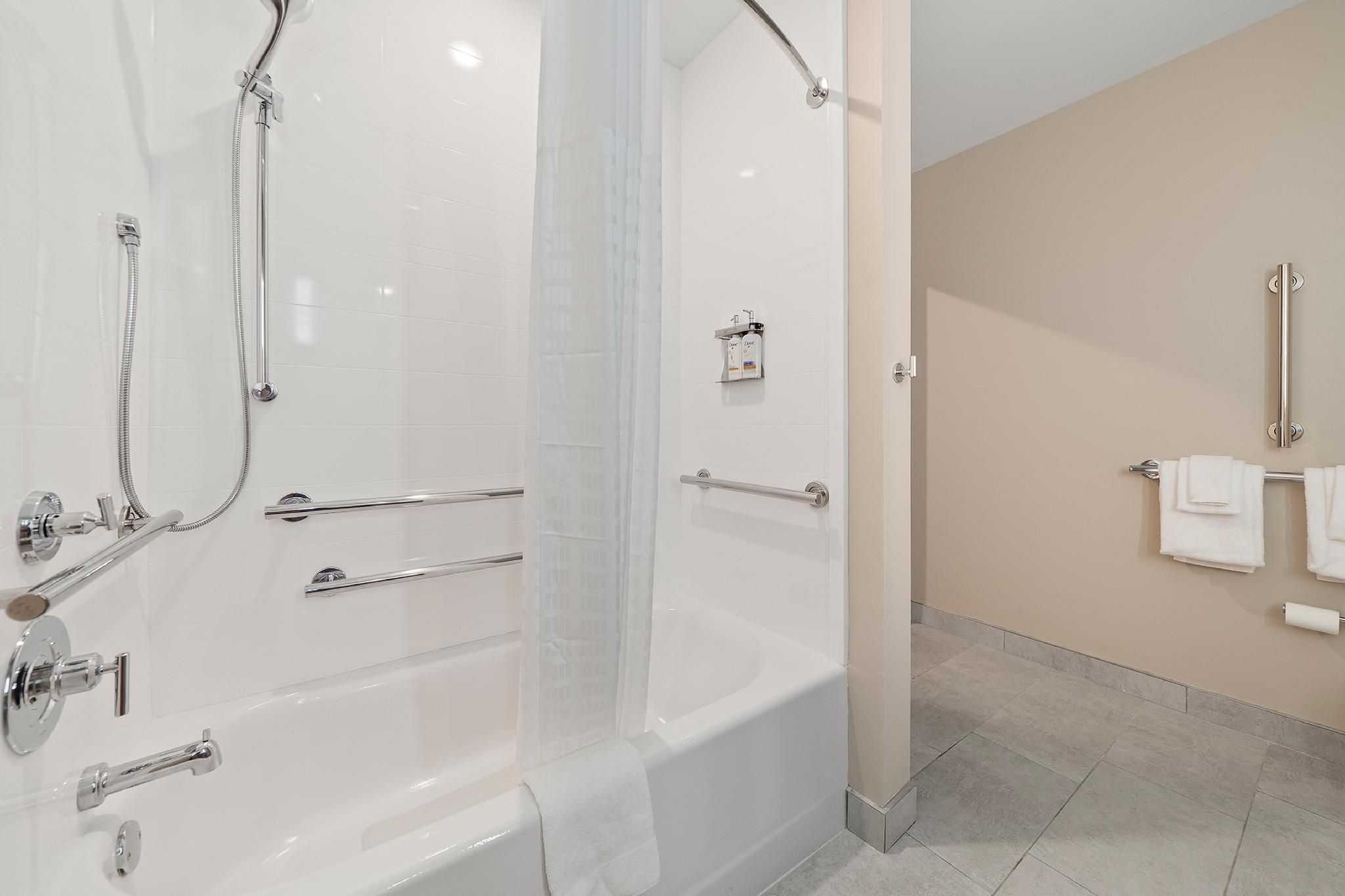2 Queen 1 Bedroom Communications Mobility Accessible Tub