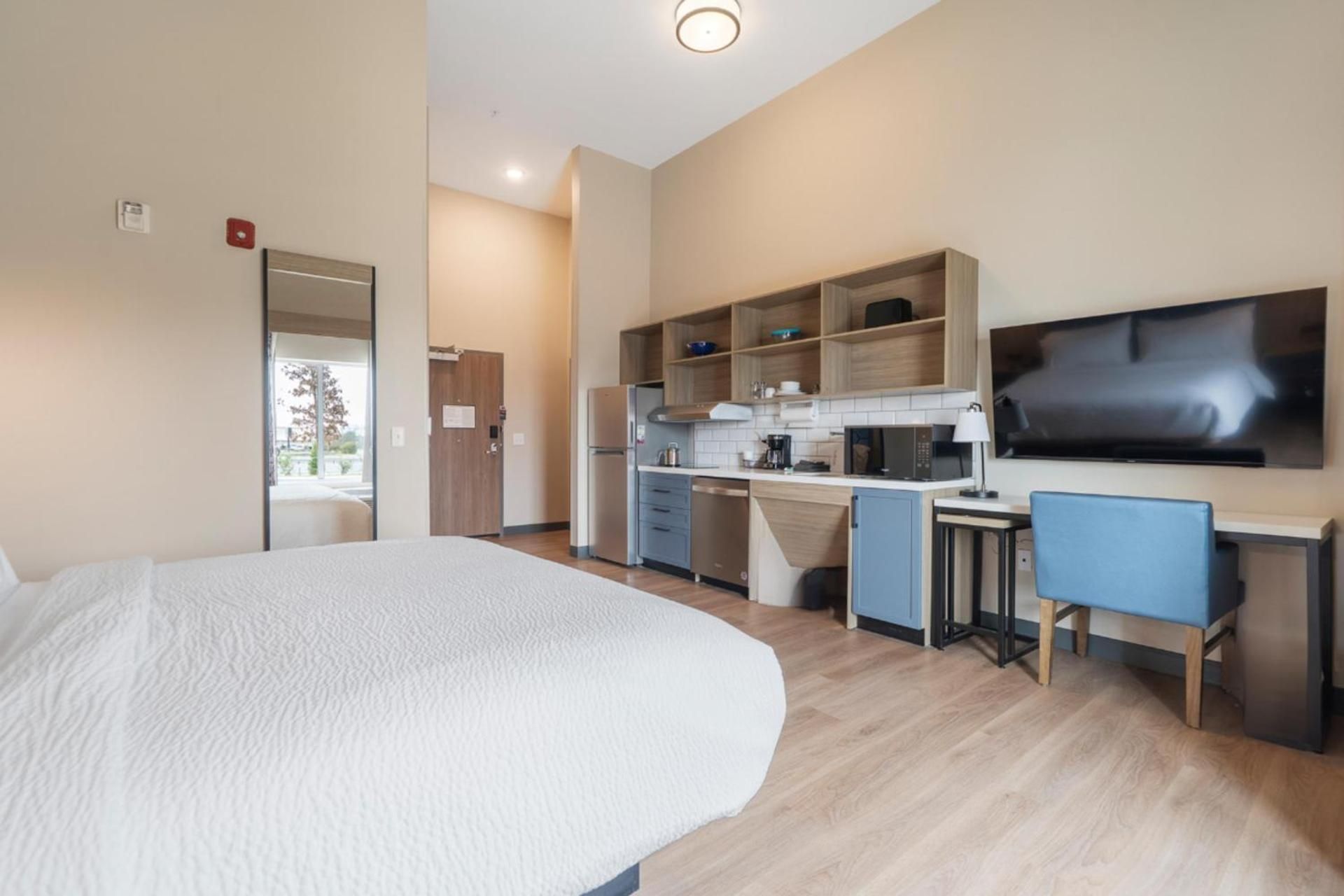 King Room with Hearing Accessible Roll In Shower - Non-Smoking