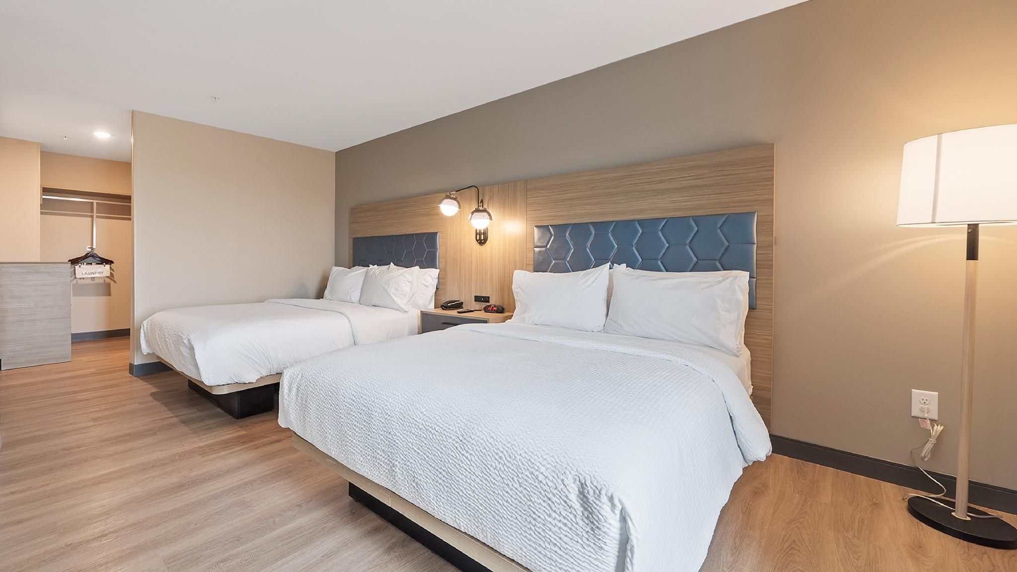 2 Queen 1 Bedroom Communications Mobility Accessible Tub