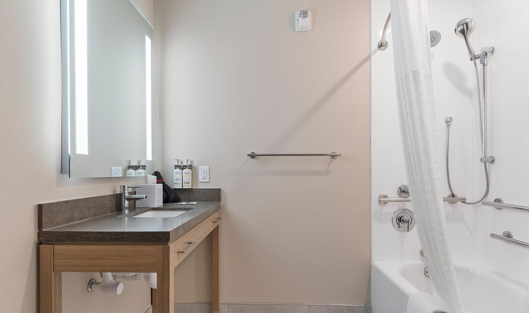 1 King Studio Communications Mobility Accessible Tub