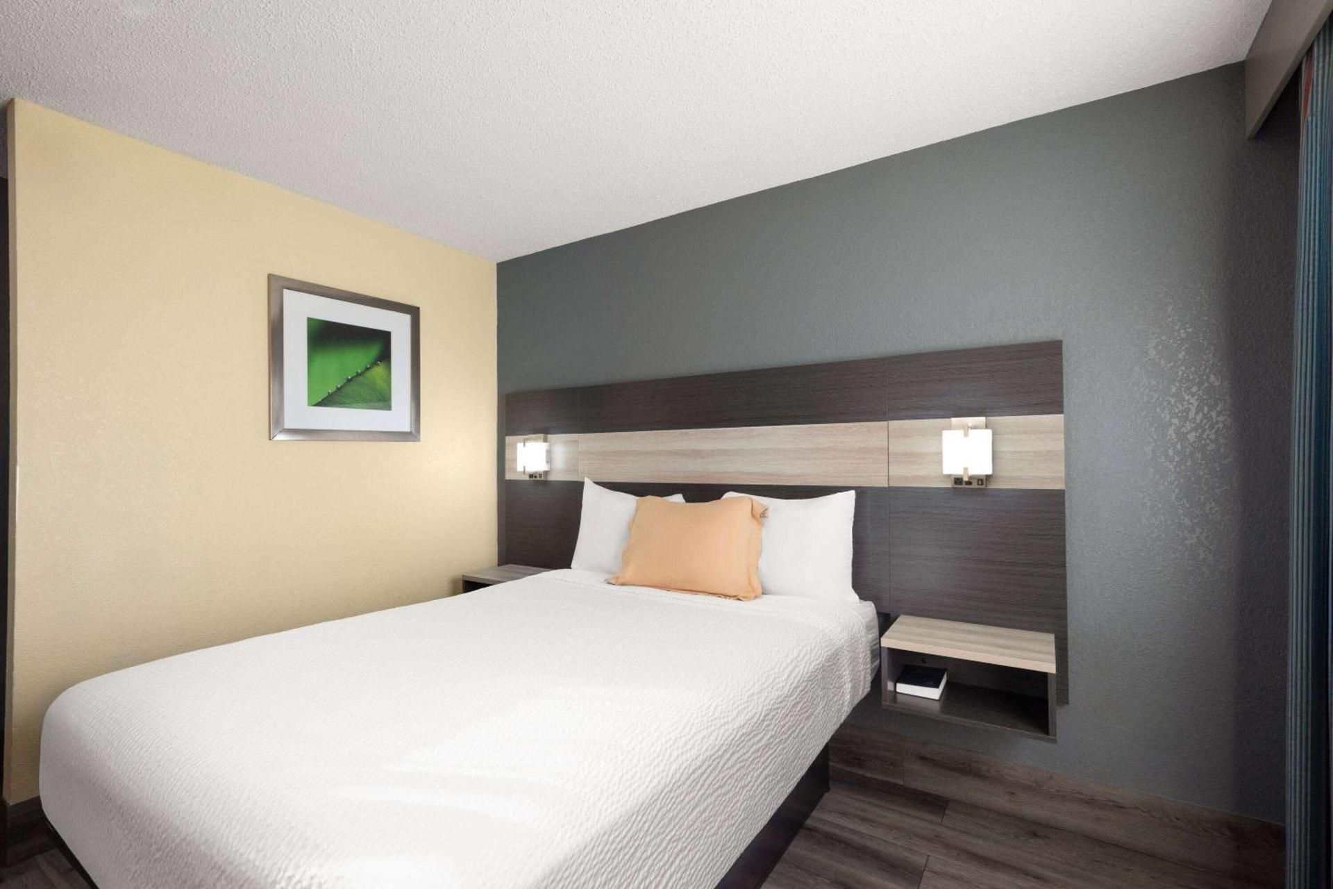 1 Queen Bed Accessible Room Non-Smoking