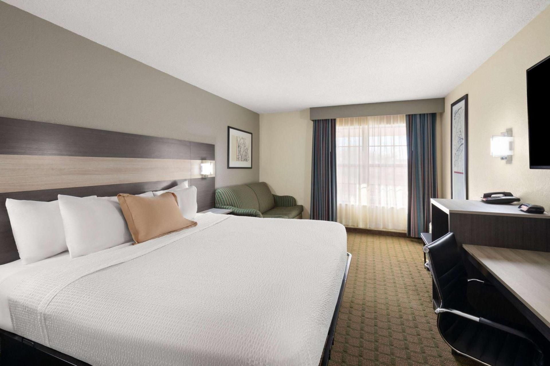 1 King Bed Suite Non-Smoking