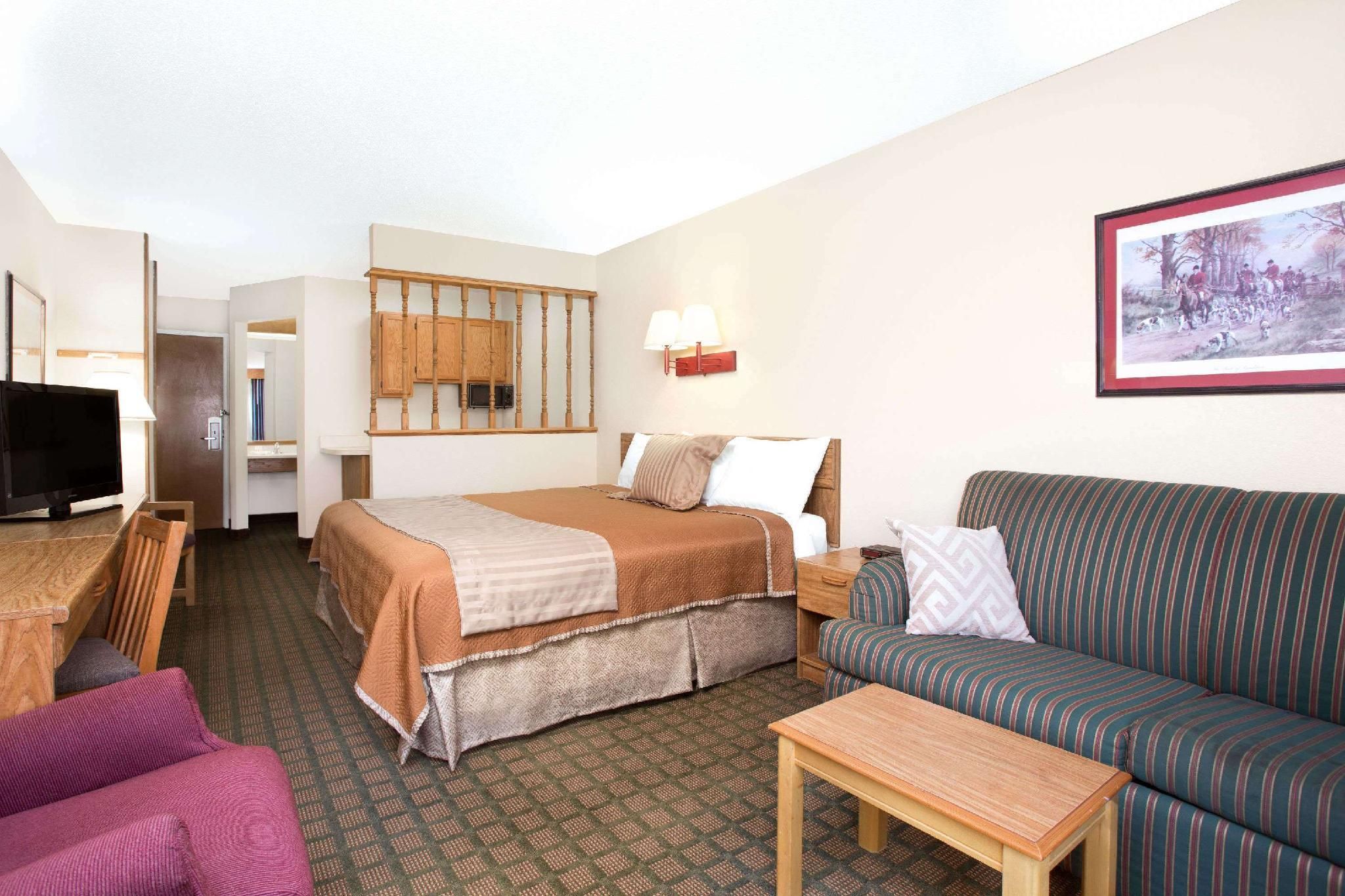 1 King Bed Suite Non-Smoking