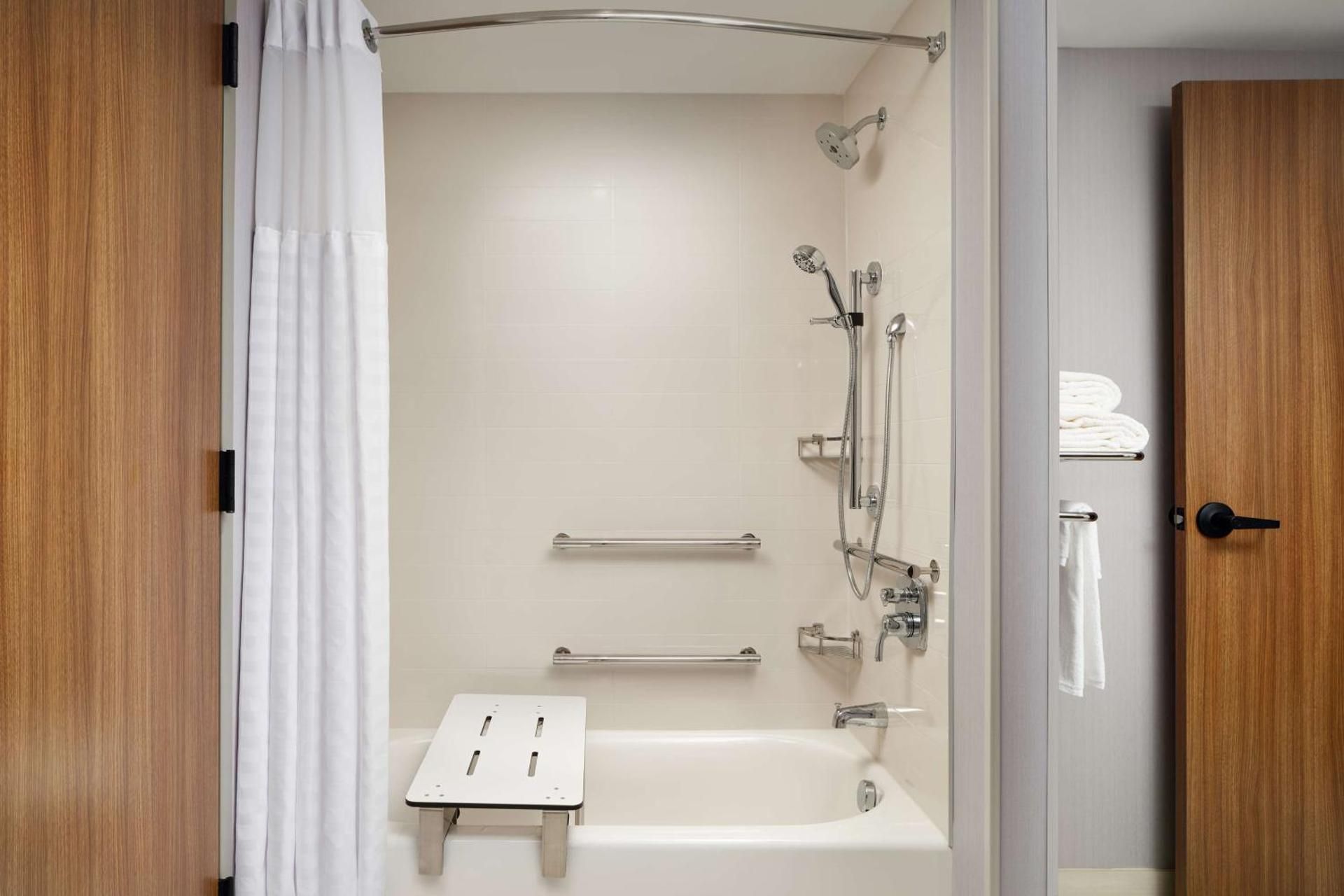 Hyatt Place Melbourne Airport, Fl King Suite with Sofa bed and Accessible Tub 2