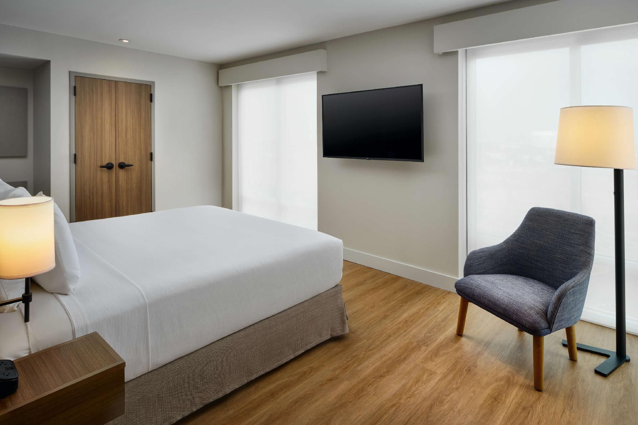 Accessible Suite King Bedtub Suite (Plus Sofa Bed)