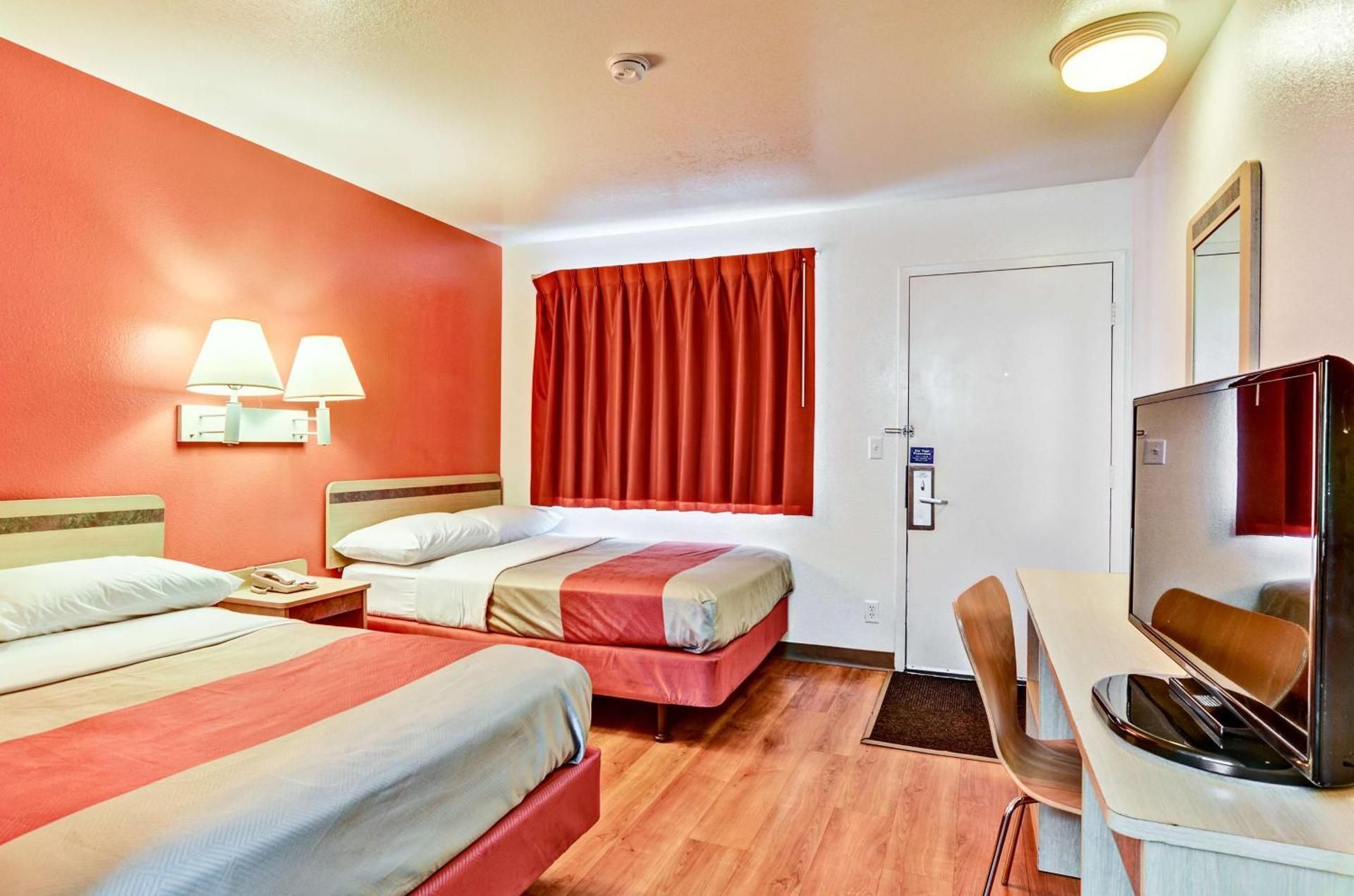 2 FULL BEDS | MICFRIDGE