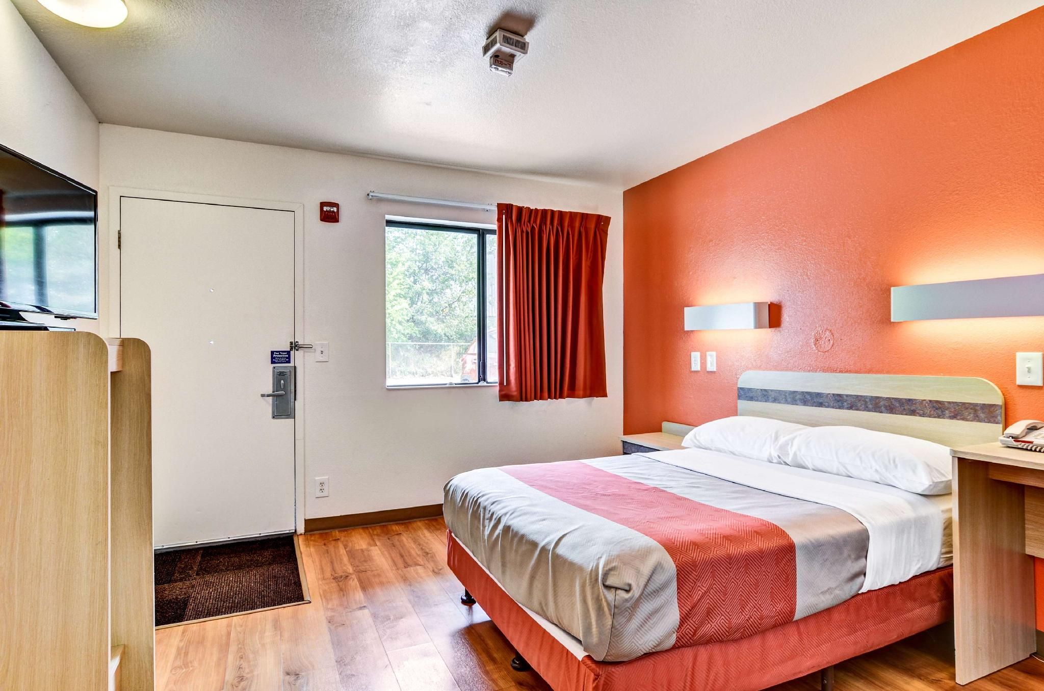 1 FULL BED | ADA/ROLL-IN SHWR