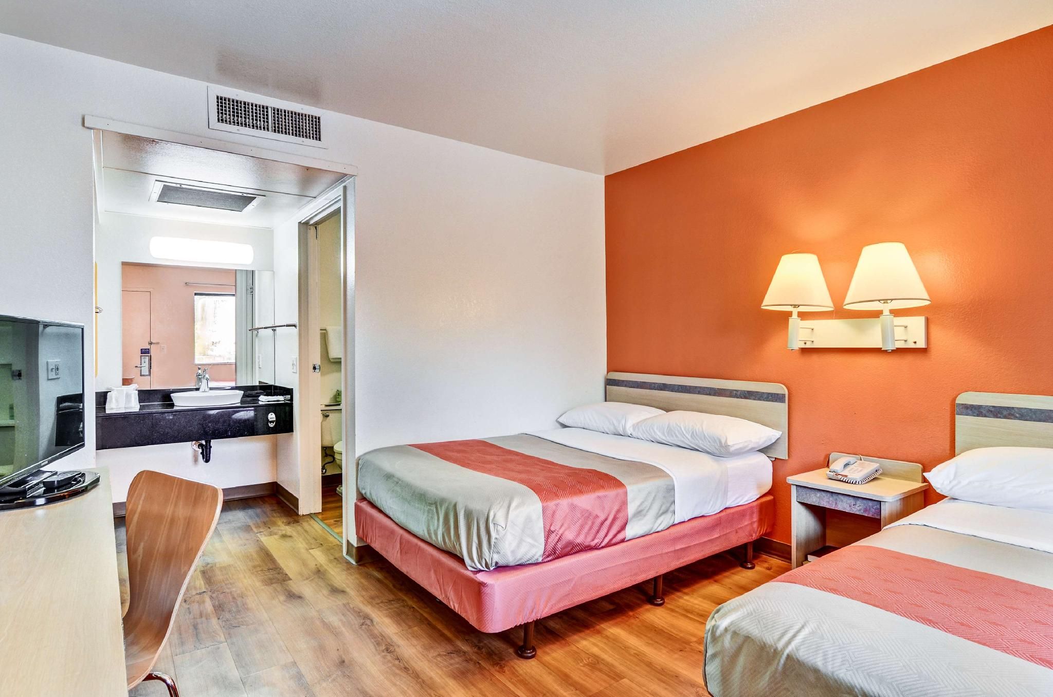 2 FULL BEDS | MICFRIDGE