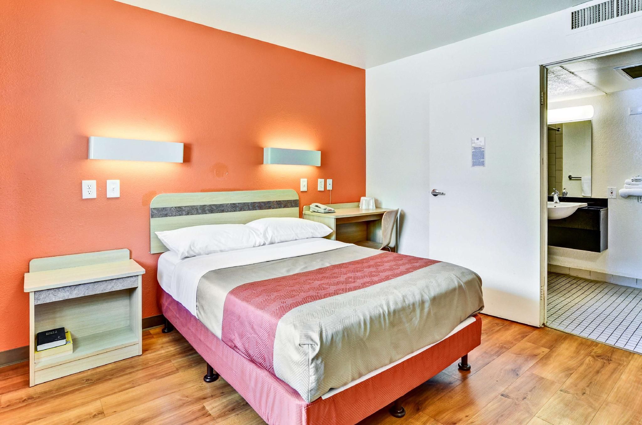 1 FULL BED | ADA/ROLL-IN SHWR
