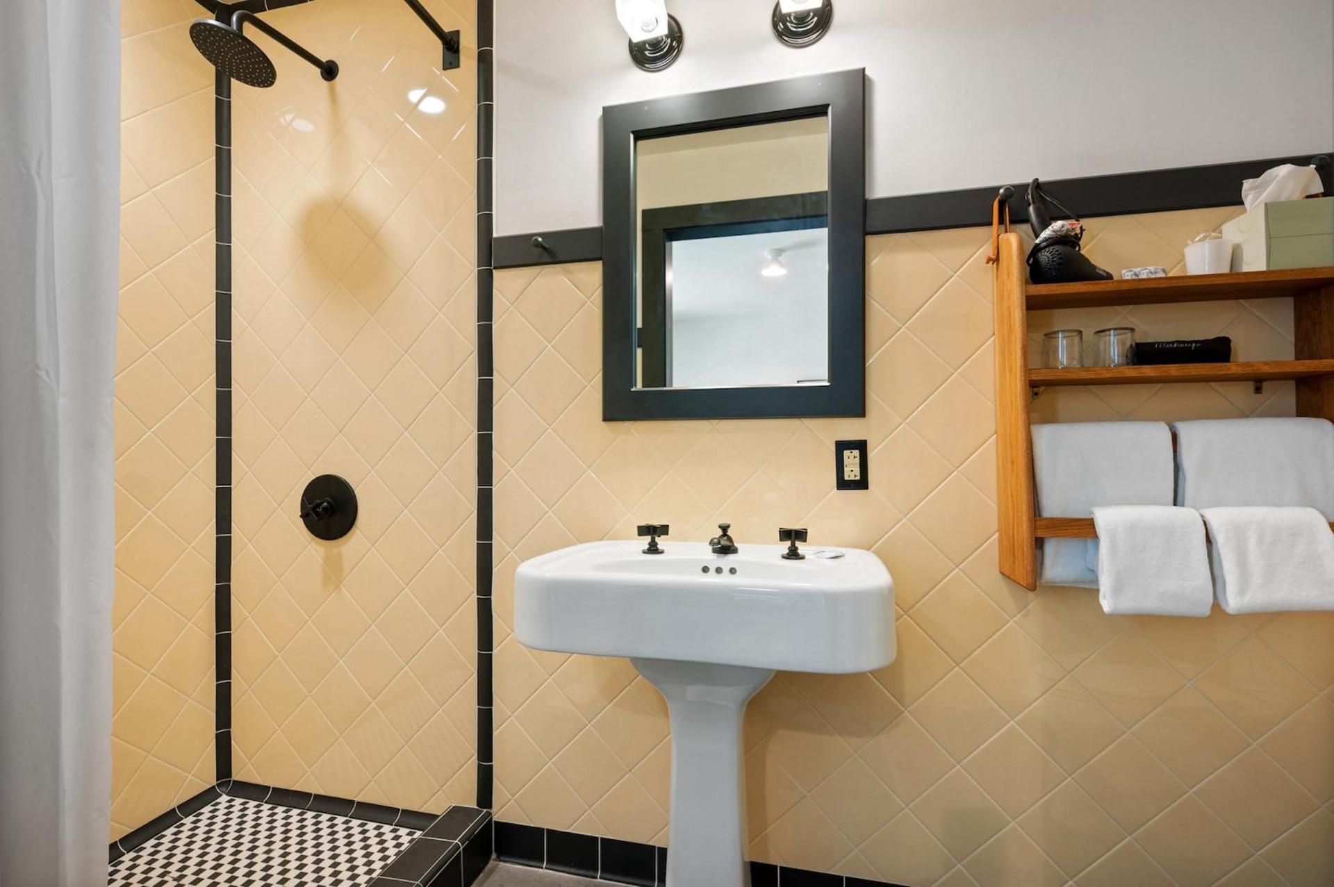 The Maverick by Kasa King Room (Self Check-in with Virtual Front Desk) 3