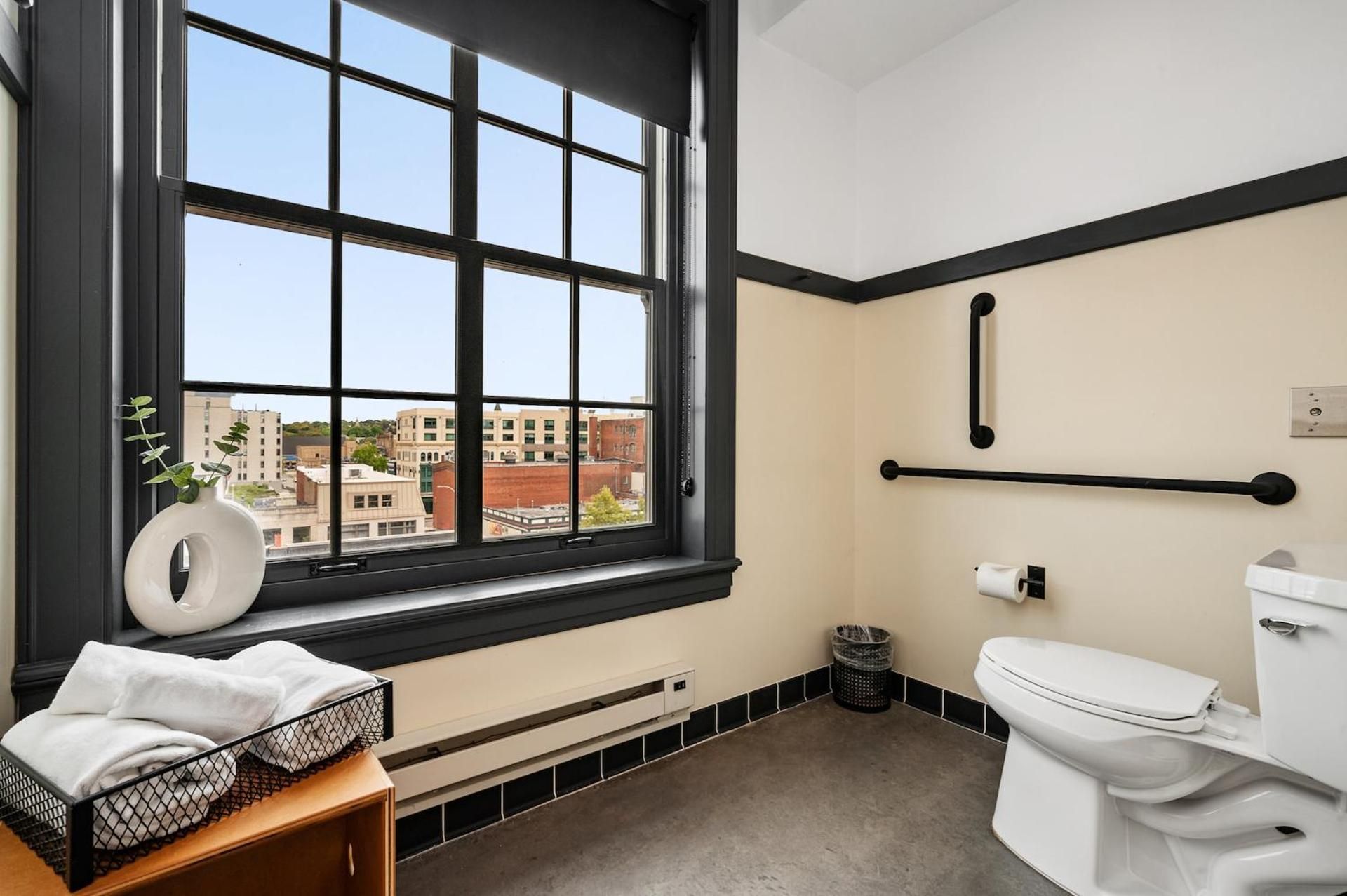 The Maverick by Kasa King Room - Disability Access (Self Check-in with Virtual Front Desk) 3