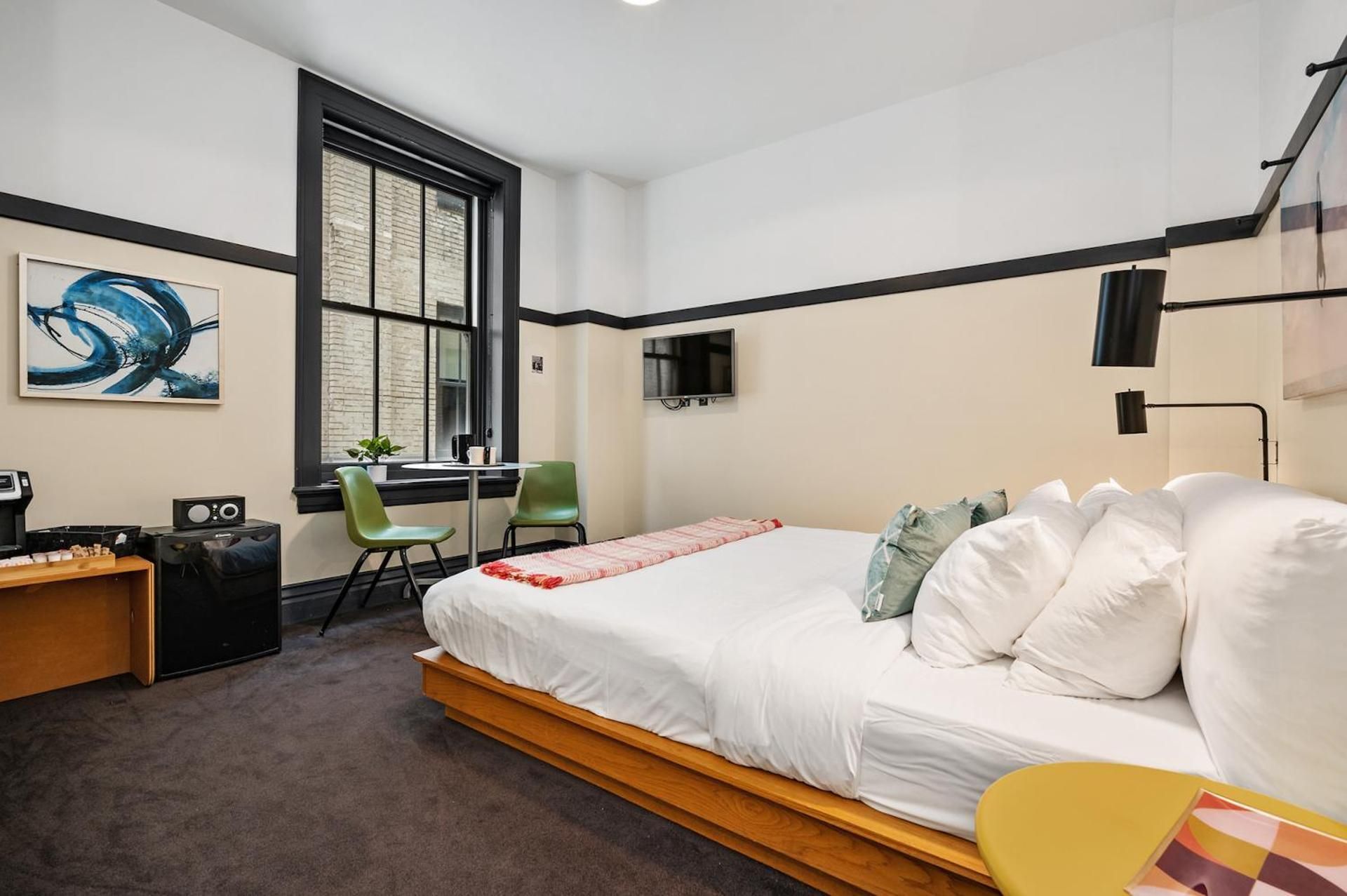 The Maverick by Kasa King Room (Self Check-in with Virtual Front Desk) 2