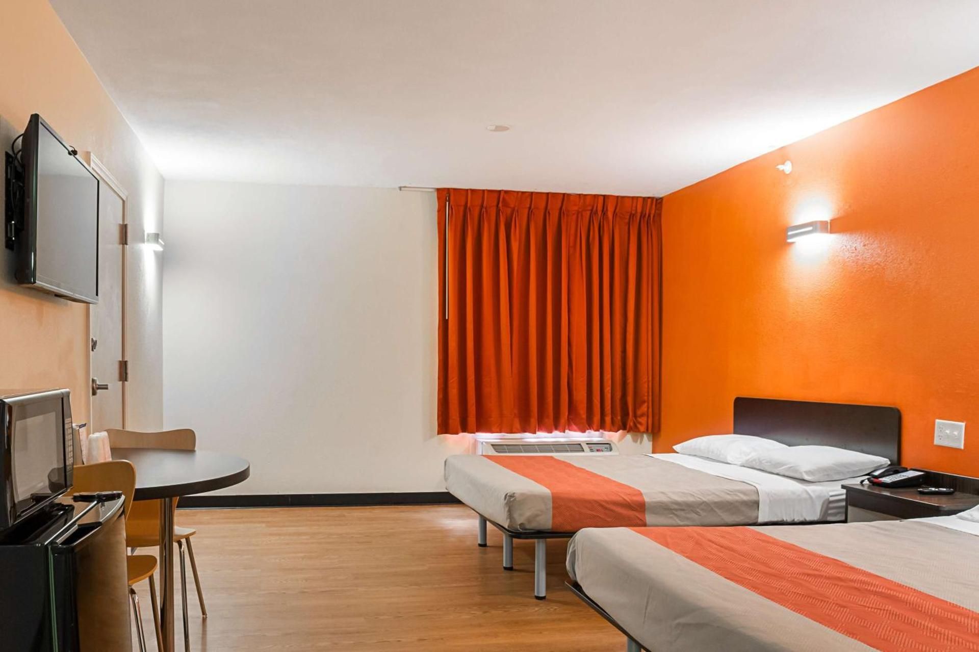 2 Queen Beds | ADA/RI Shower/Non-Smoking