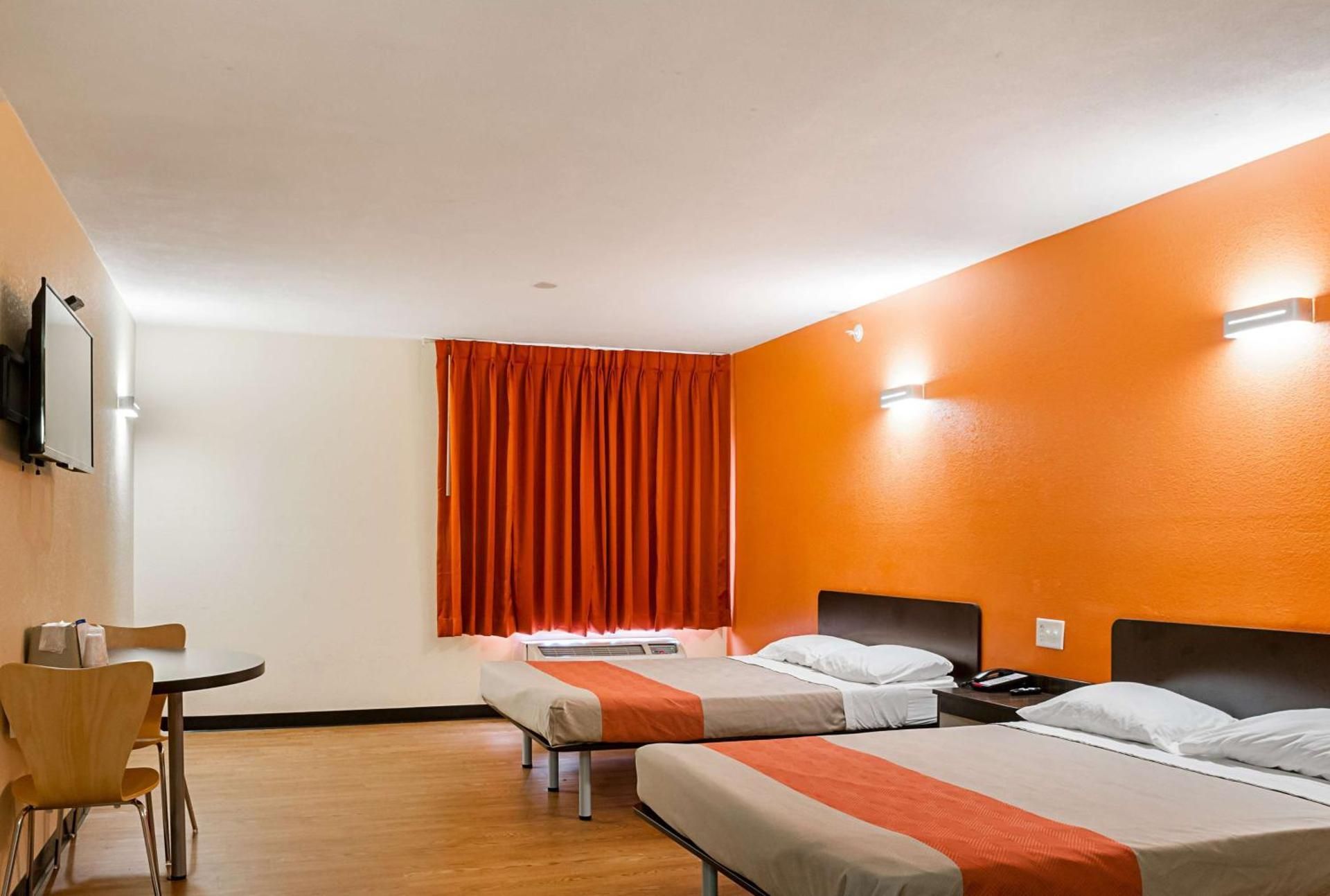 2 Queen Beds | ADA/RI Shower/Non-Smoking
