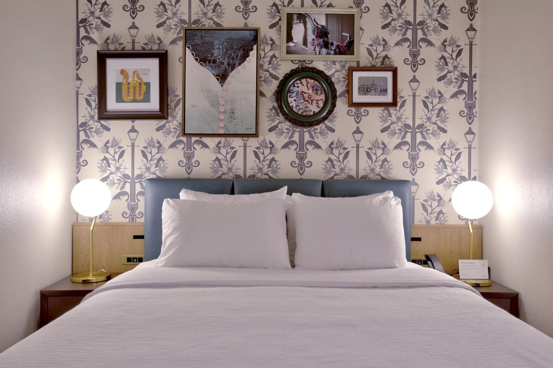 Standard Queen Room - Communications Access