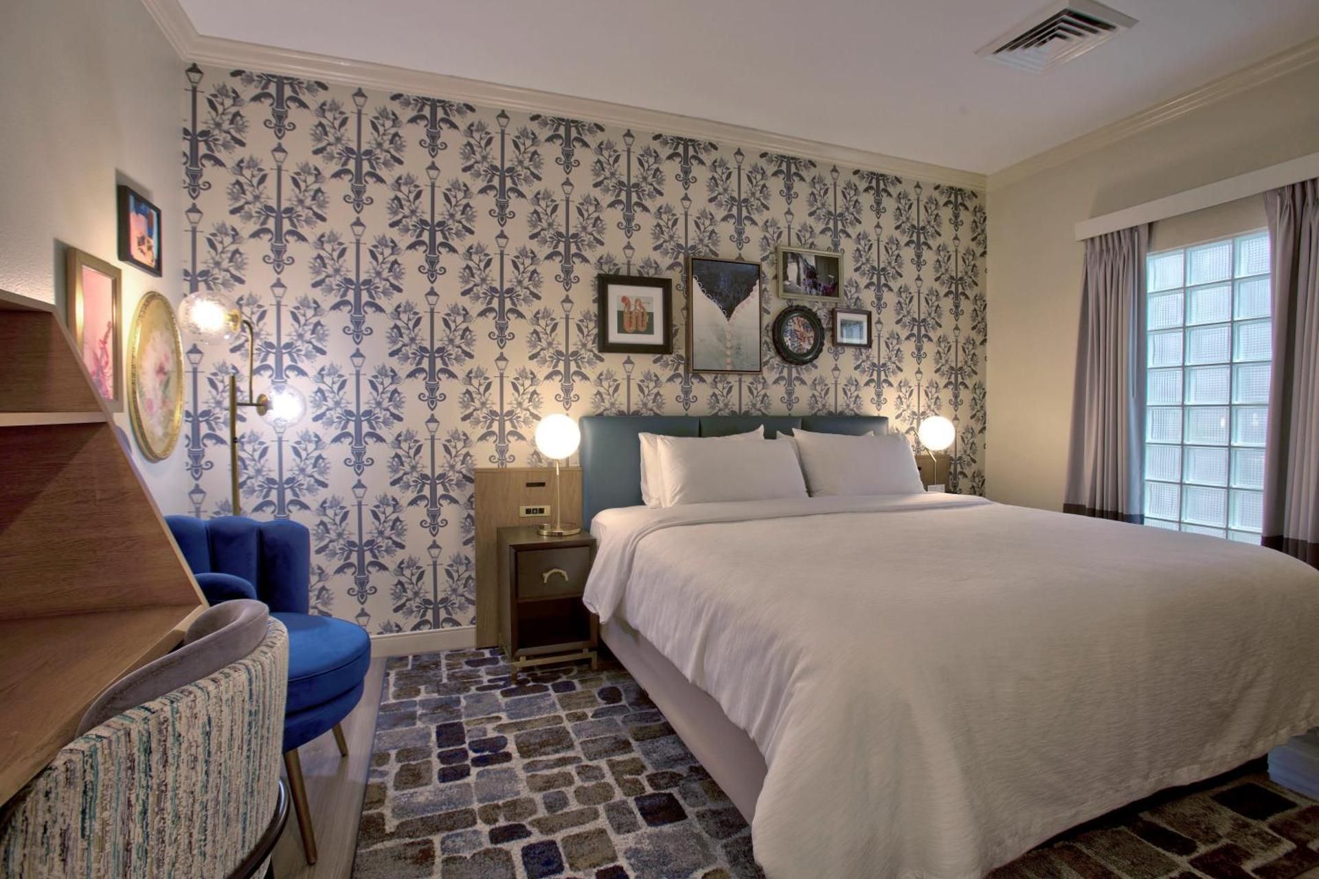 Standard Queen Room - Communications Access