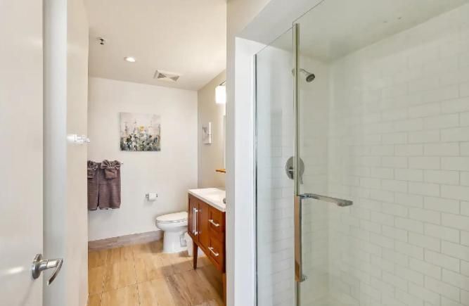 Deluxe One-Bedroom Apartment