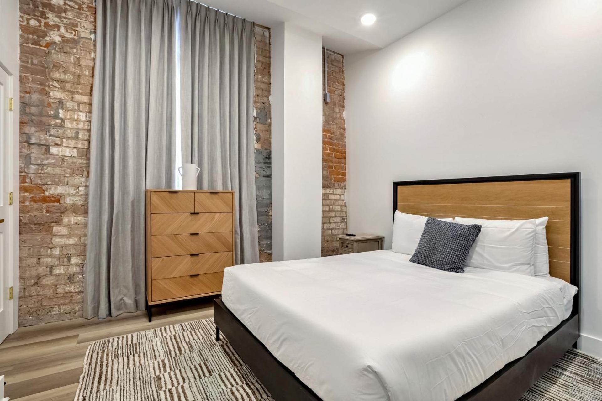 Three-Bedroom Deluxe Apartment