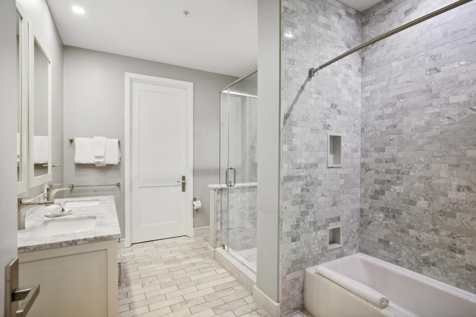 Deluxe One-Bedroom Apartment