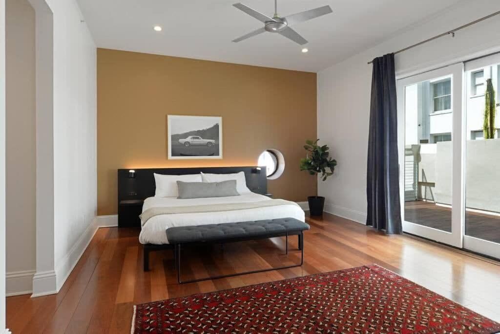 Deluxe One-Bedroom Apartment