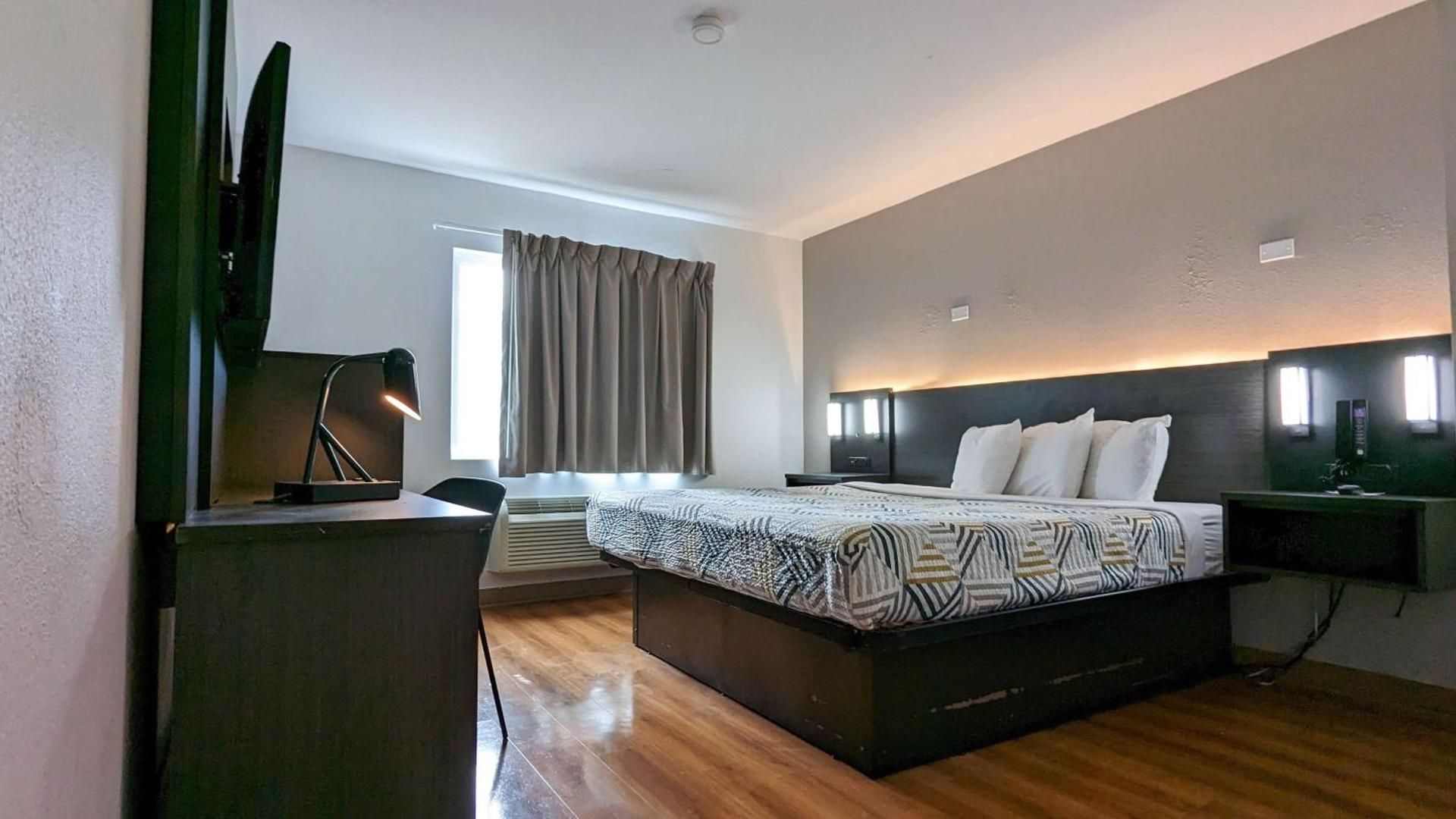 Motel6 Framingham, MA - Boston West Queen Room - Disability Access