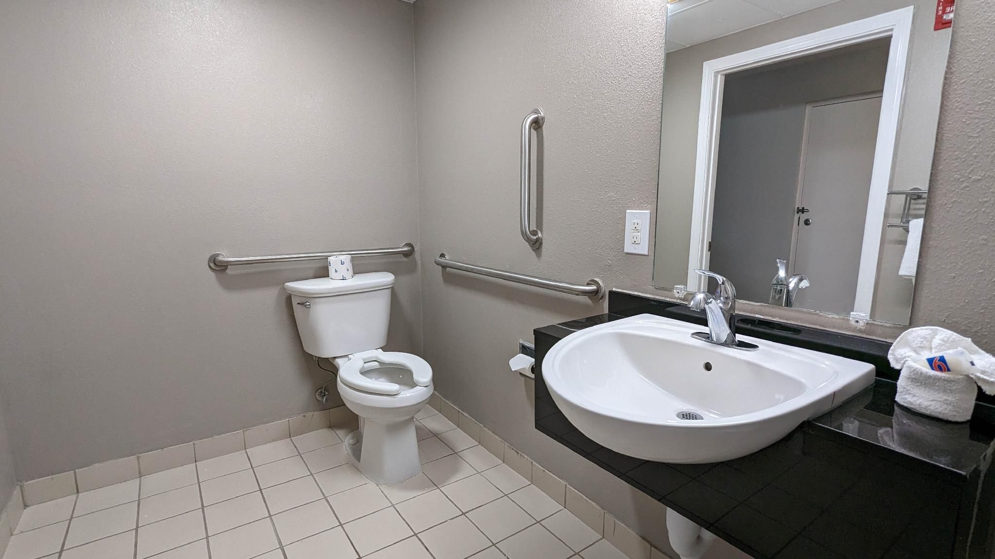 Motel6 Framingham, MA - Boston West 1 Queen Bed | ADA/RI Shower/Micfridge 3