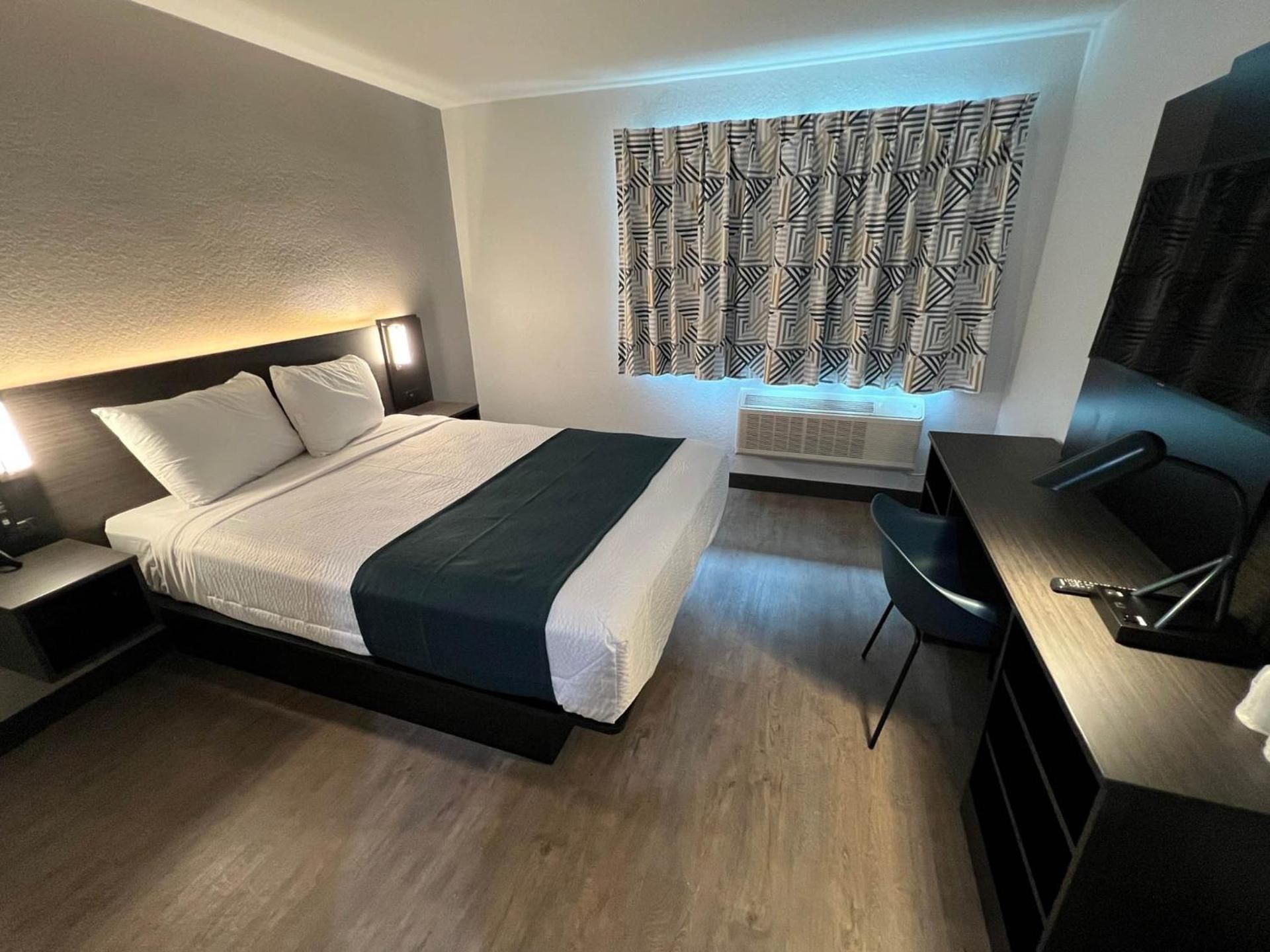 Deluxe Queen Room