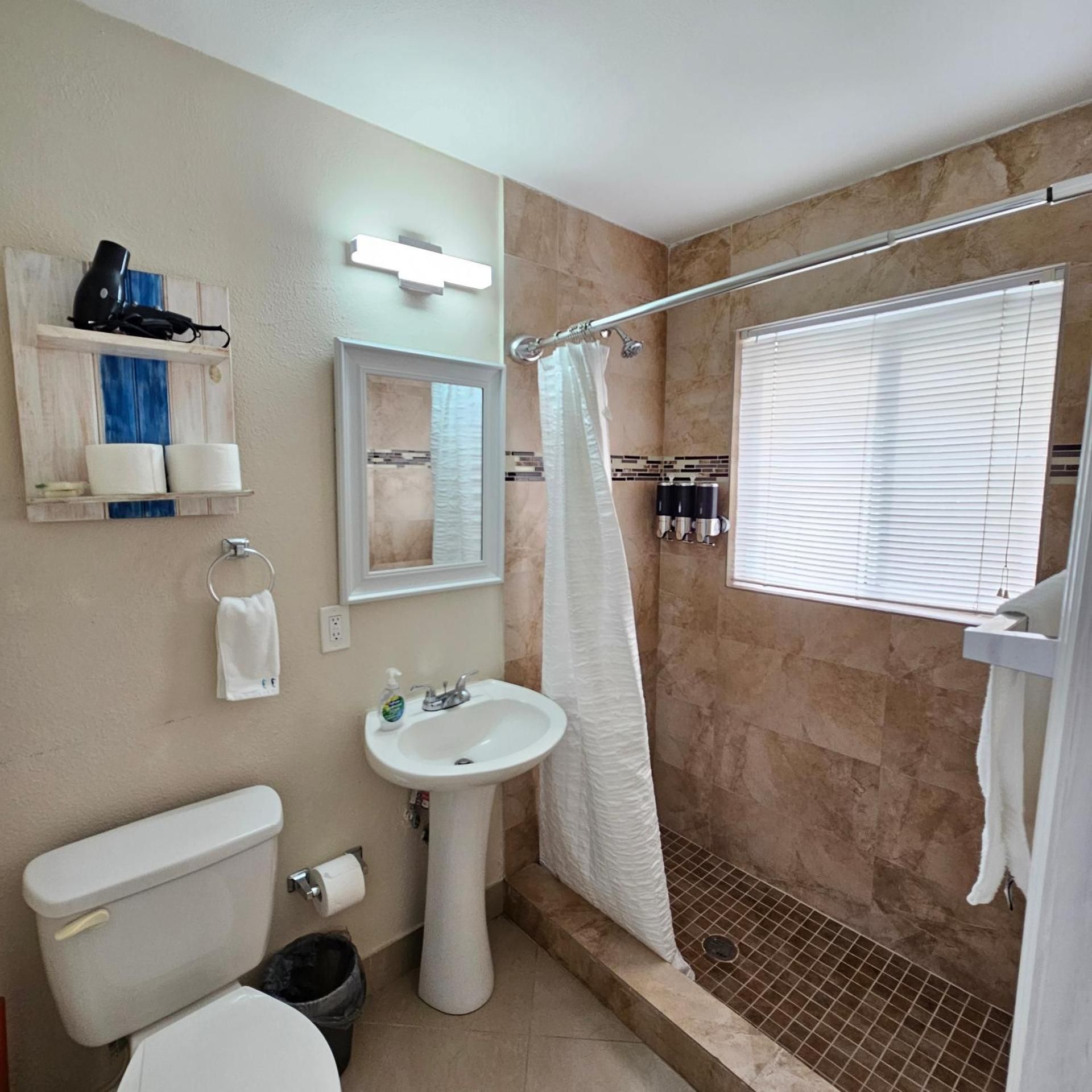 Prime Location Gateway with Pool & Patios, Near Beaches, Groceries and Restaurants Studio with Pool View 2