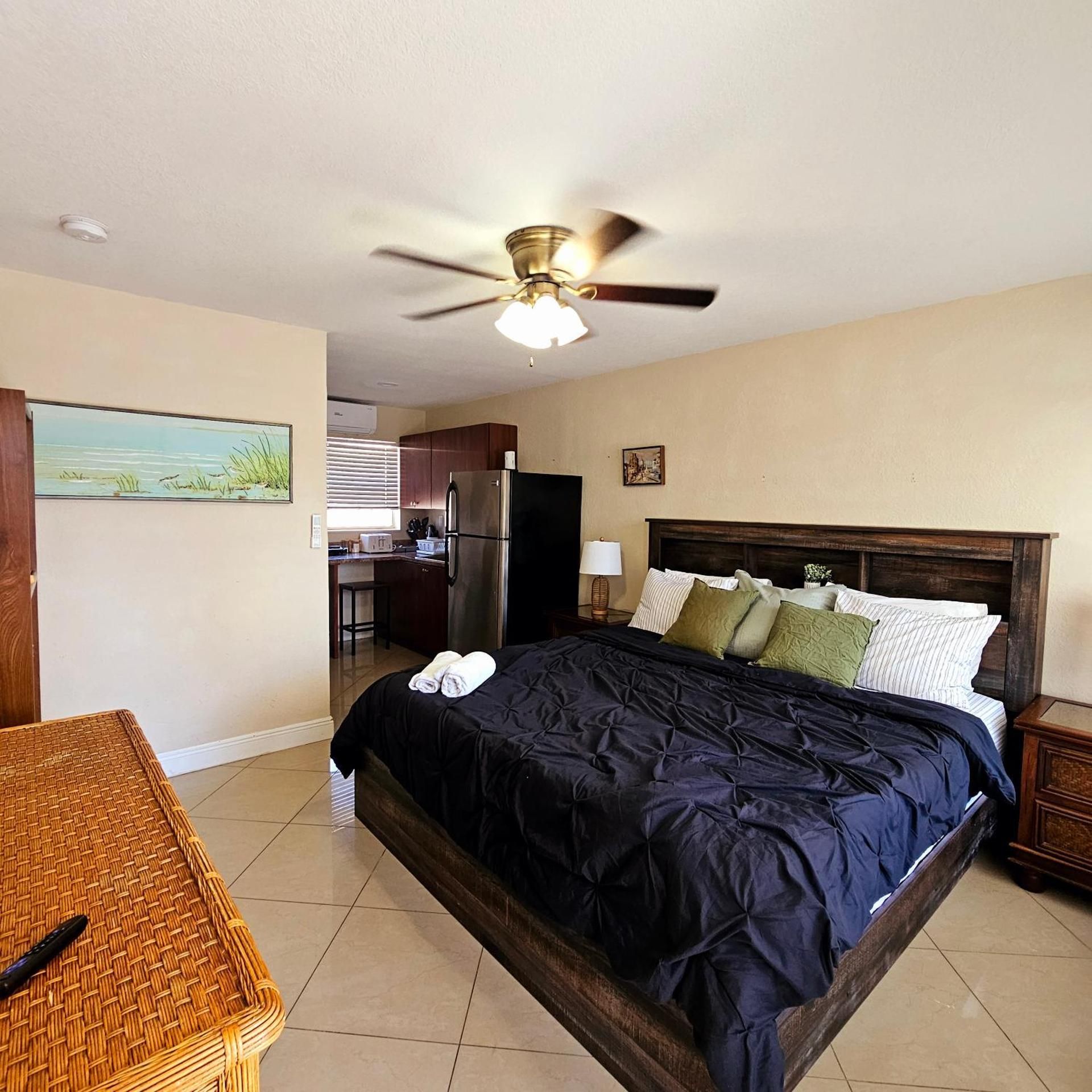 Prime Location Gateway with Pool & Patios, Near Beaches, Groceries and Restaurants Studio with Pool View