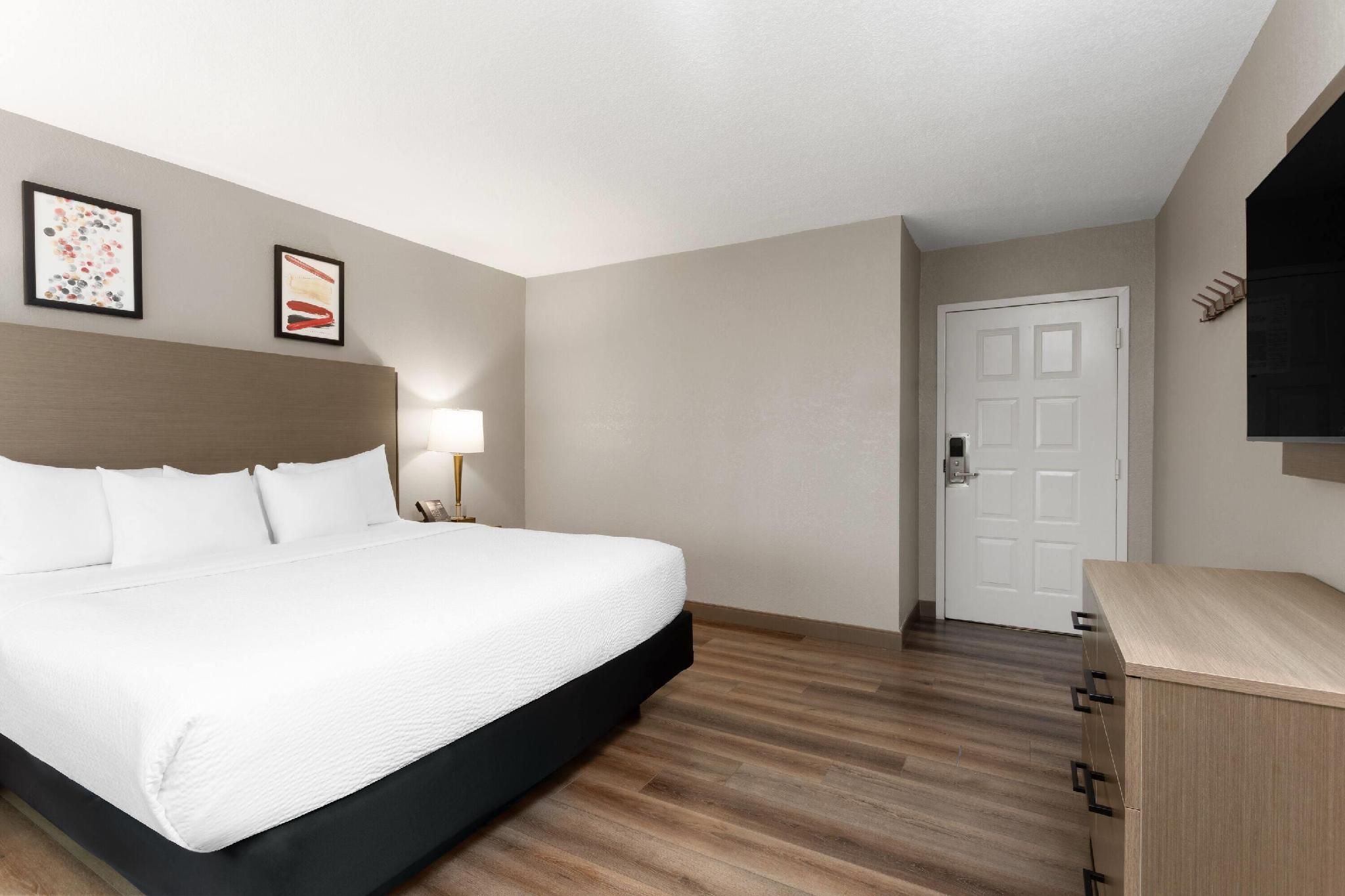 1 King Bed, Suite, Non-Smoking