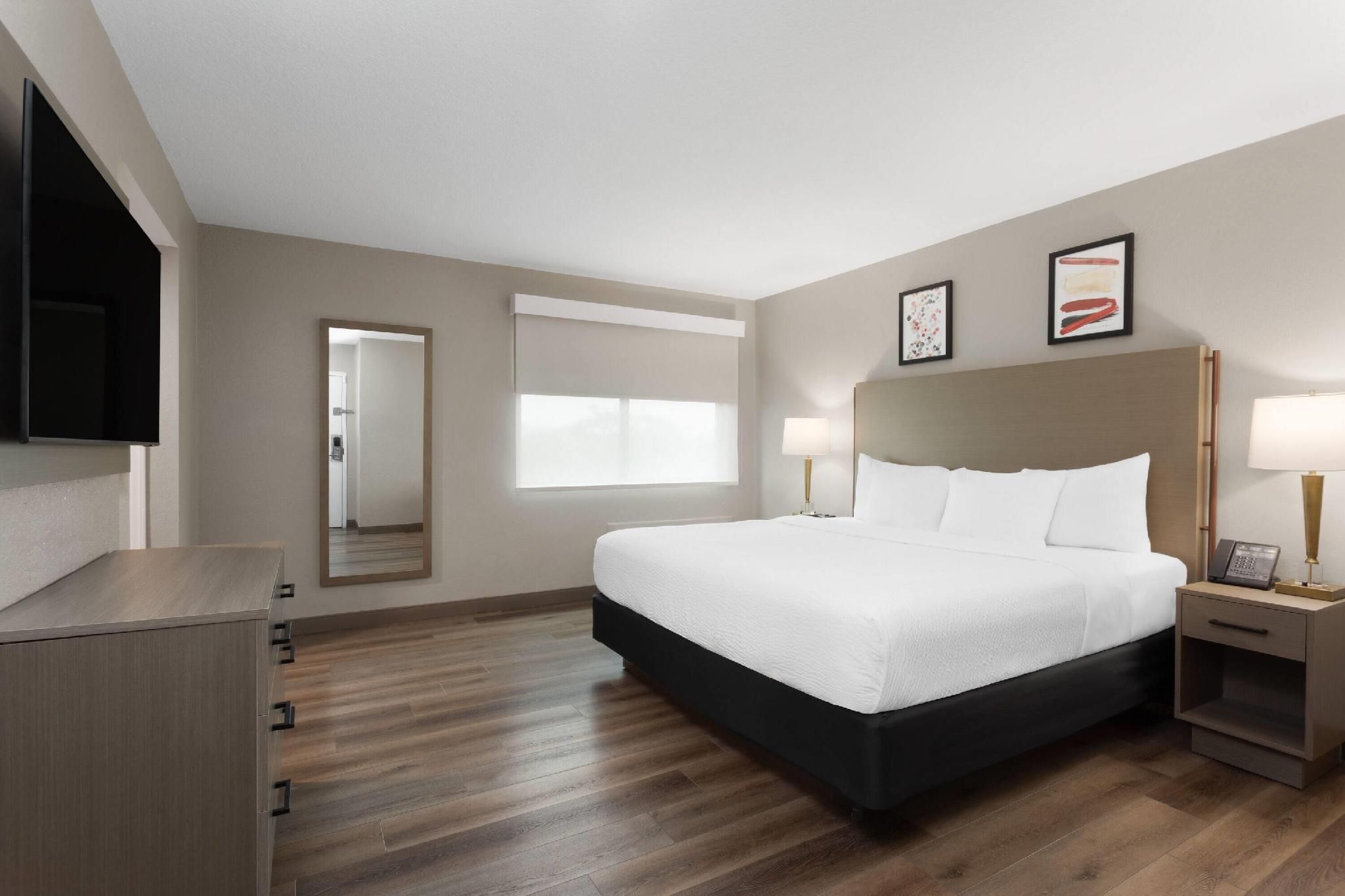 1 King Bed, Suite, Non-Smoking