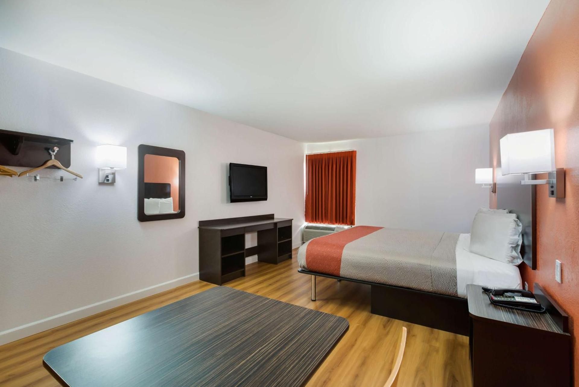 Motel6 Suwanee, GA - Gwinnett Center King Room - Disability Access 2