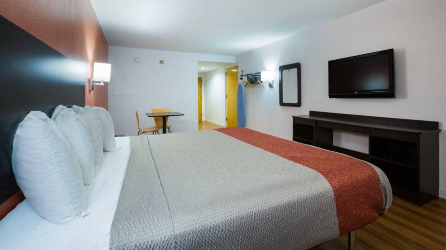 1 King Bed | Suite, Non-Smoking