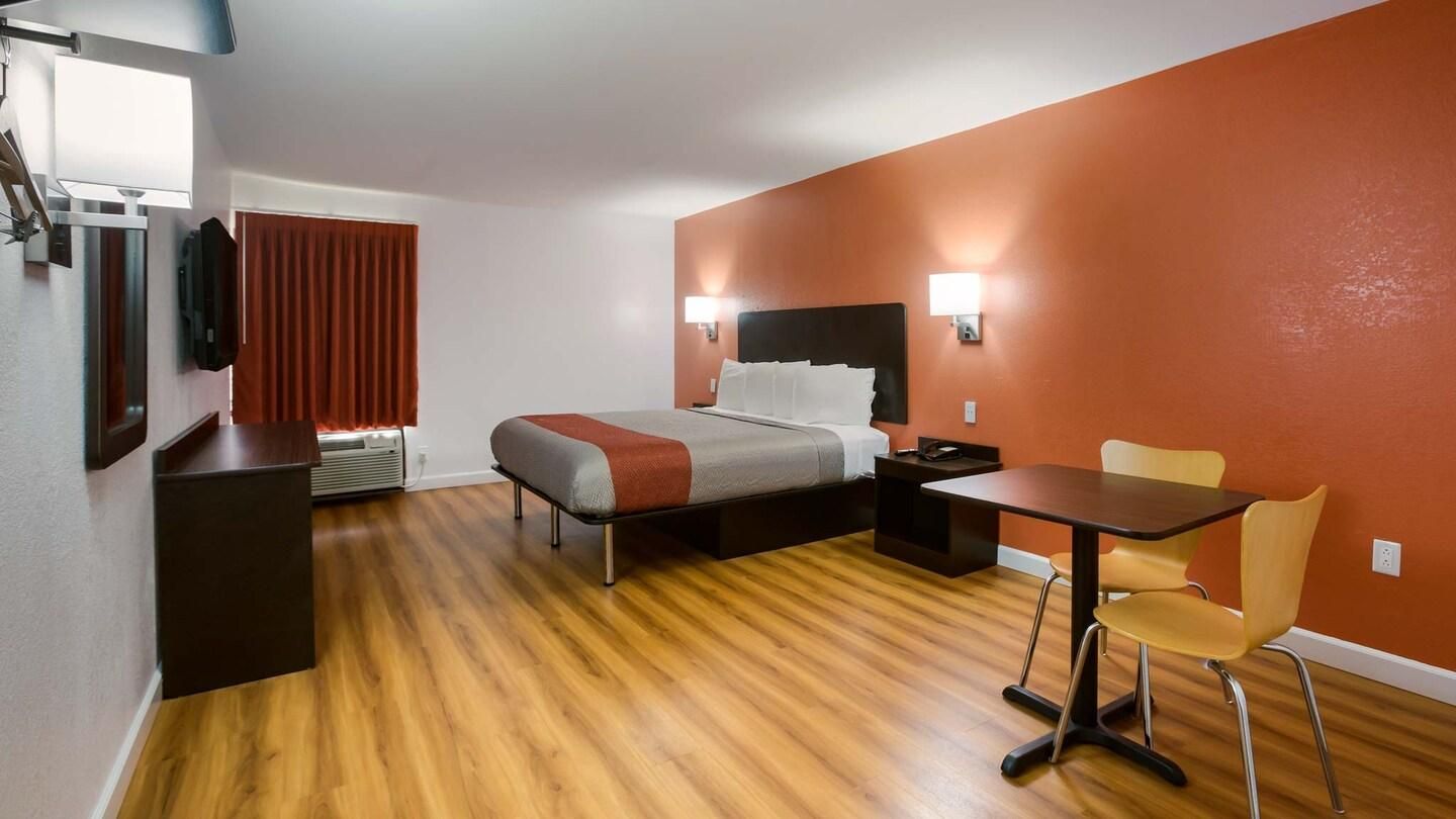 1 King Bed | Mobility Accessible RI Shower Nsmk